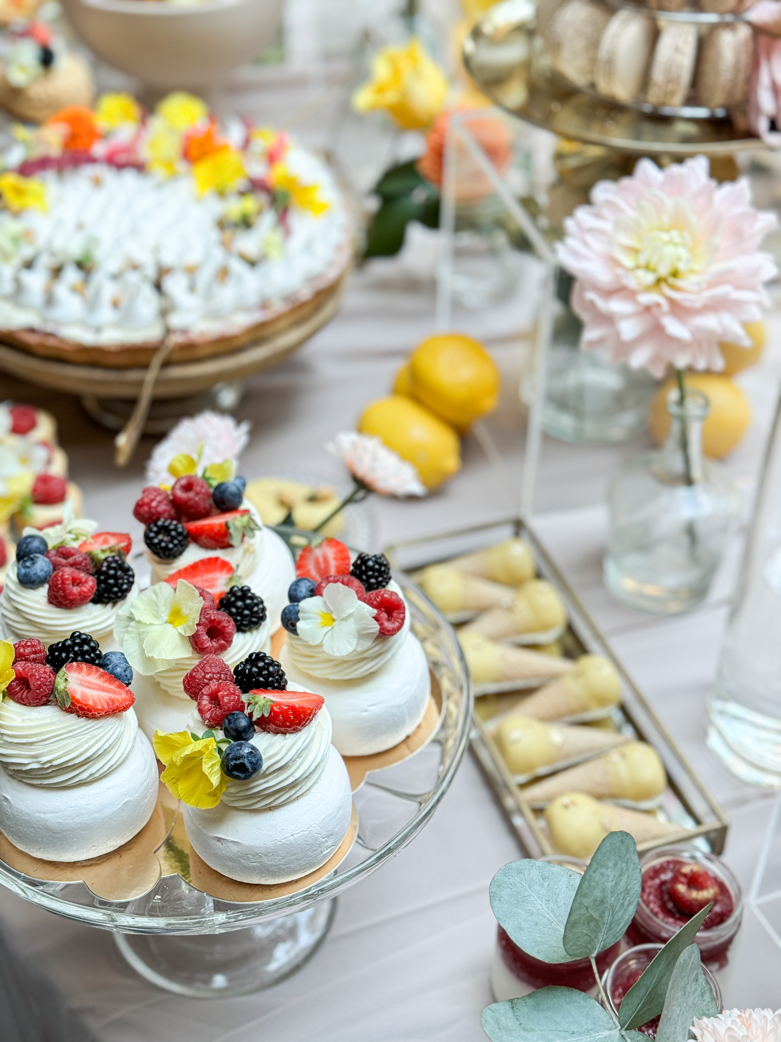 Letnie Mini Bezy z Owocami: Słodkie Detale, mini beza, mini pavlova, owoce leśne, jadalne kwiaty, Kraków Małopolska