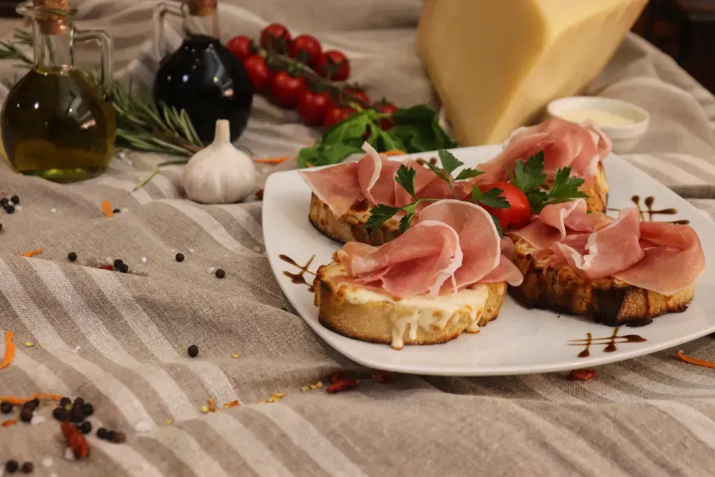 Bruschette mozzarella e prosciutto crudo