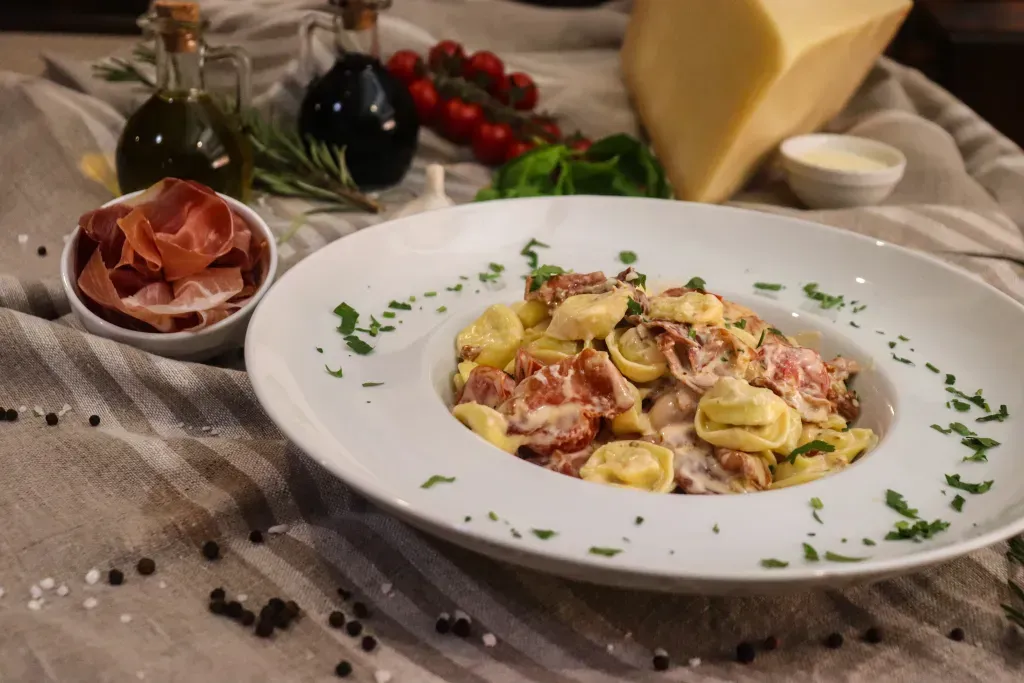 Tortellini crudo e pomodorini