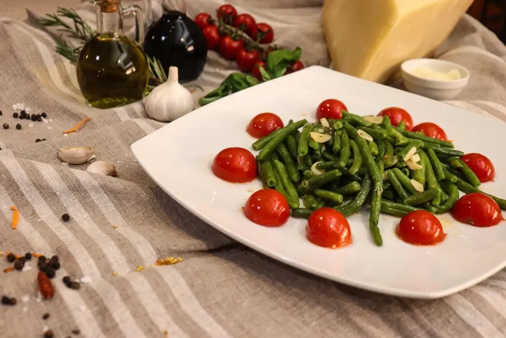 Fasole verde cu roșii cherry