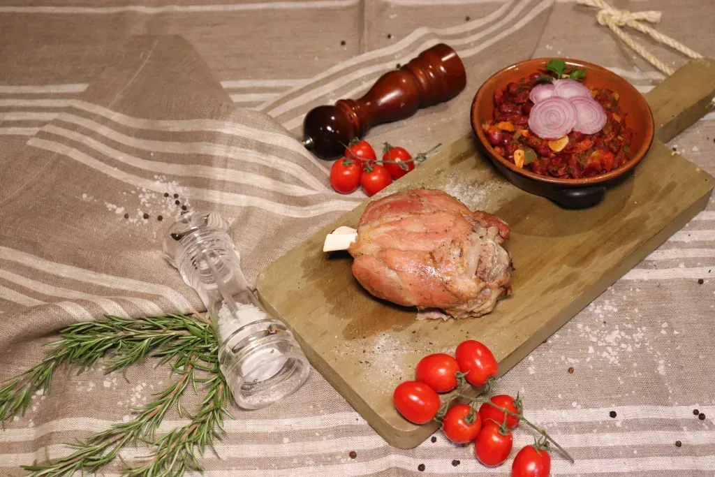 Stinco di maiale al forno con fagioli rossi
