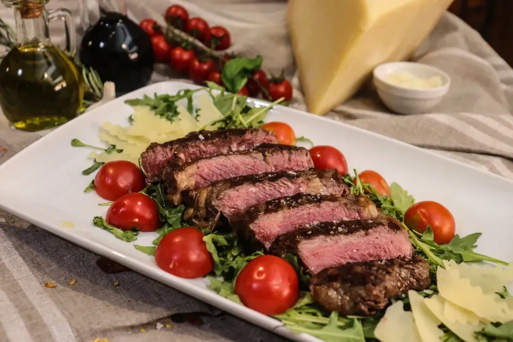 Tagliata di manzo con rucola e grana