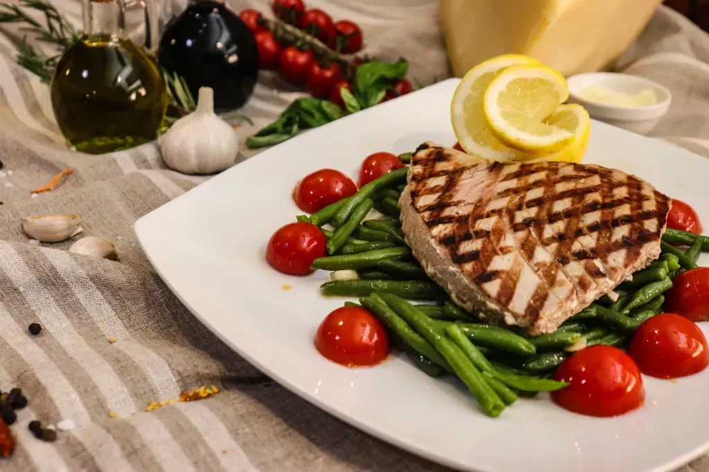 Tonno alla griglia con fagiolini e pomodorini