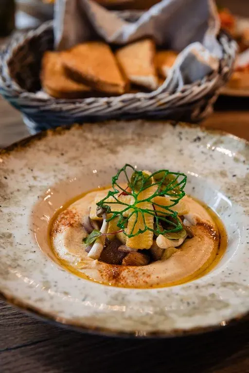 Hummus cu sfecla roșie și mix de semințe