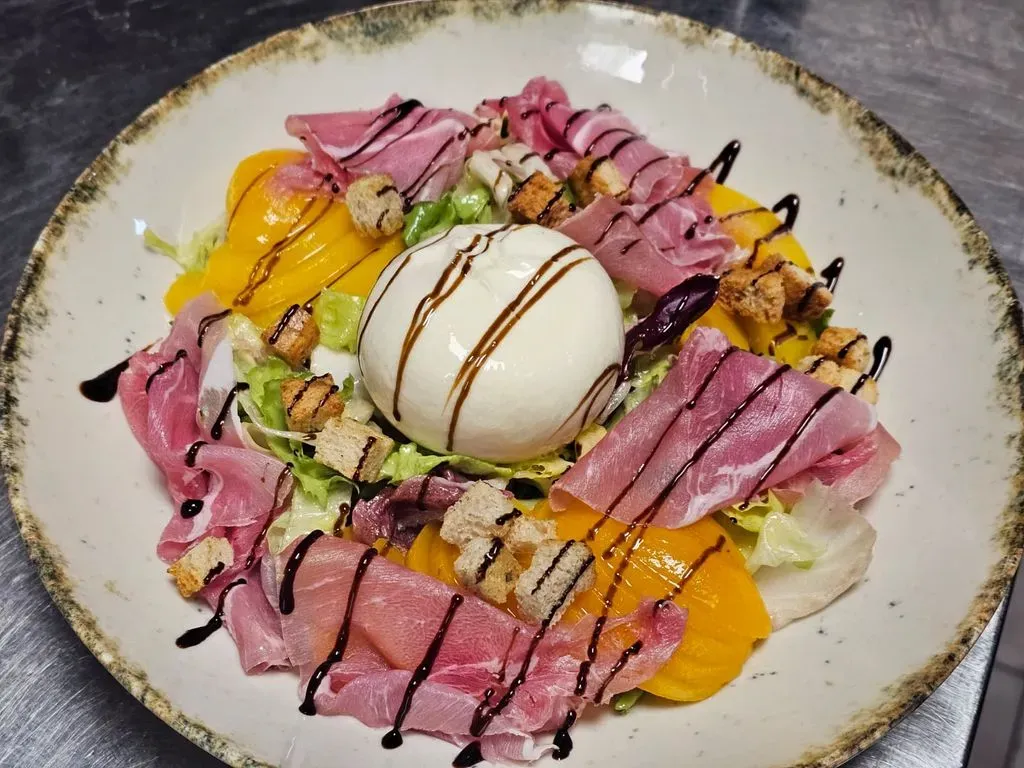 Salata cu buratta si piersici