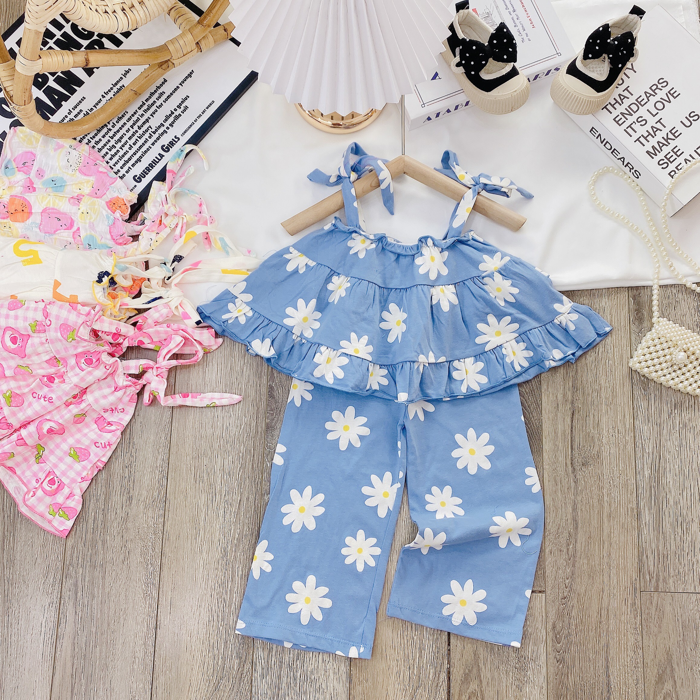 Blue Daisy White