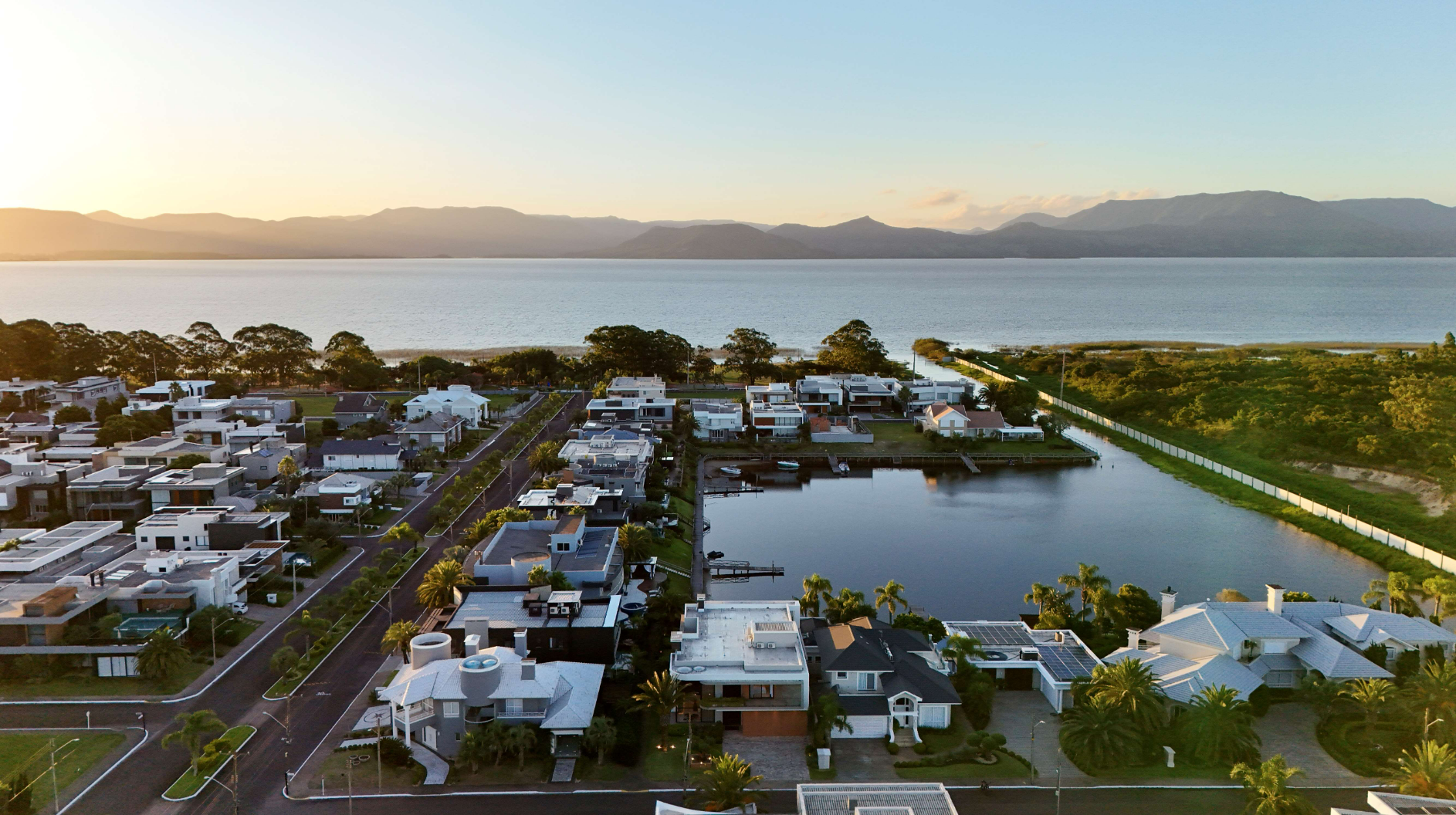 Sobrado com 5 suítes à venda no condomínio Velas da Marina em Capão da Canoa. - Foto 2