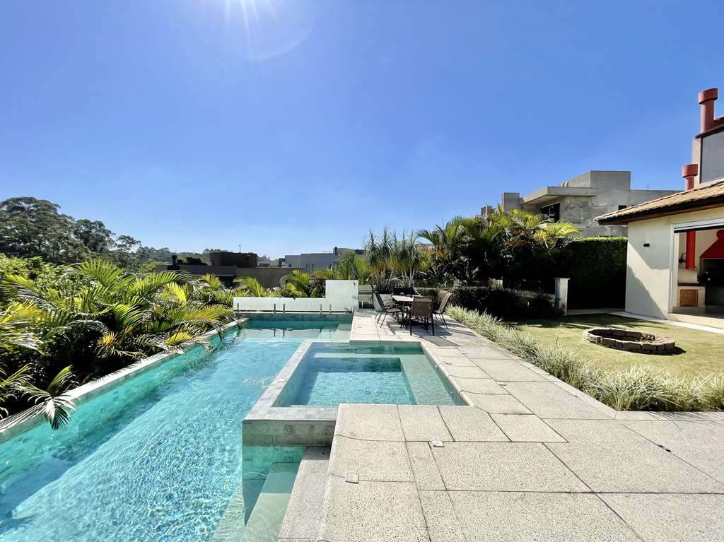 Casa Contemporânea com 5 Suítes, Piscina Aquecida e Área Gourmet – Condomínio Vintage | Granja Viana