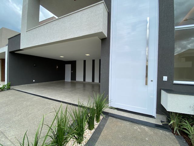 Casa de Condomínio à venda com 4 quartos, 212m² - Foto 1