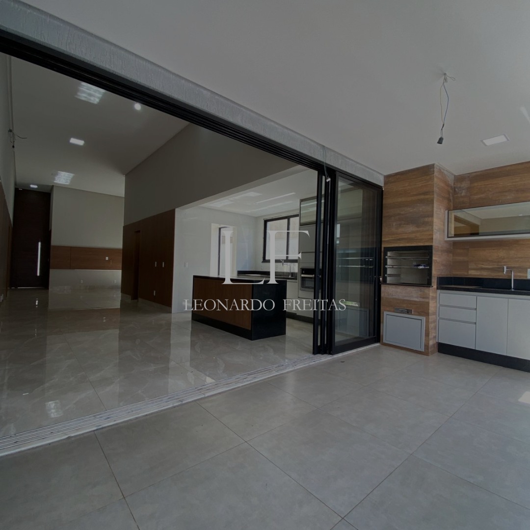 Casa de Condomínio à venda com 4 quartos, 210m² - Foto 1