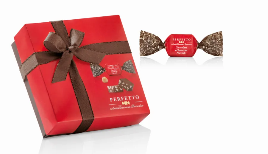 Candies in a red box with a ribbon Perfetto 125g.