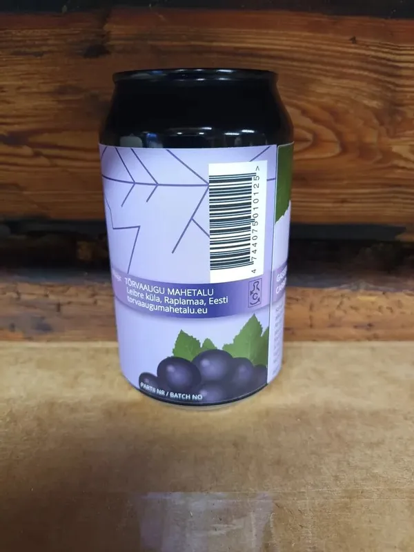 Carbonated blackcurrant wine