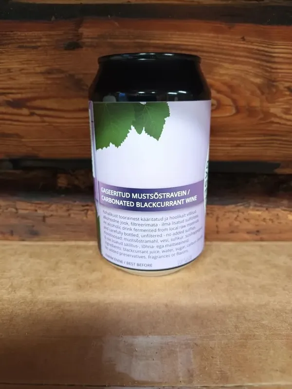 Carbonated blackcurrant wine