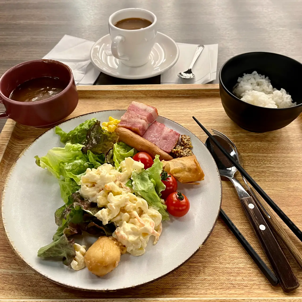 Torifito Hotel Niseko - The variety of food on offer at the breakfast buff…