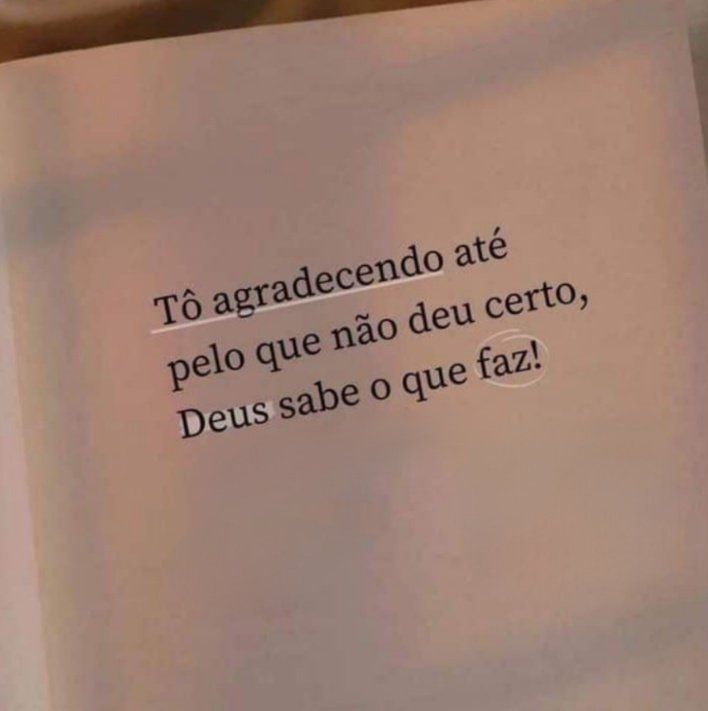 Uma imagem com a seguinte frase Tô agradecendo até pelo que não deu certo, deus sabe o que faz!