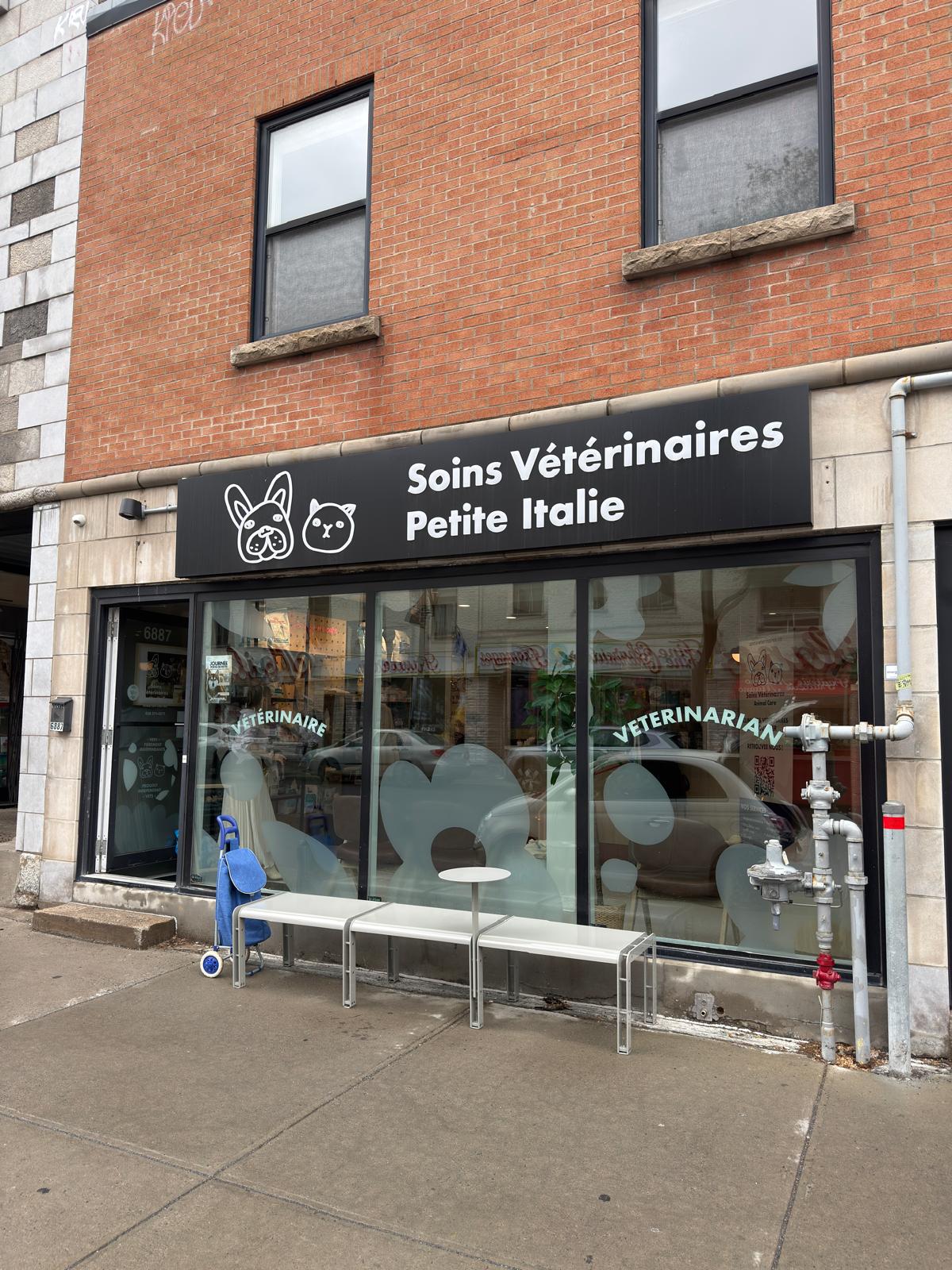 Devanture de la clinique Soins Vétérinaires Petite Italie, au 6887 boulevard Saint-Laurent, à Montréal