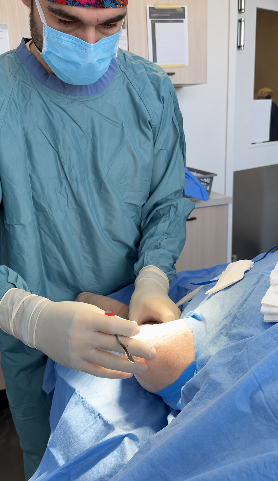 Vétérinaire examinant le genou d'un chien qui boite d'une patte arrière