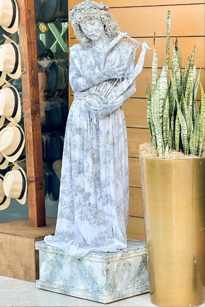 Living Statue