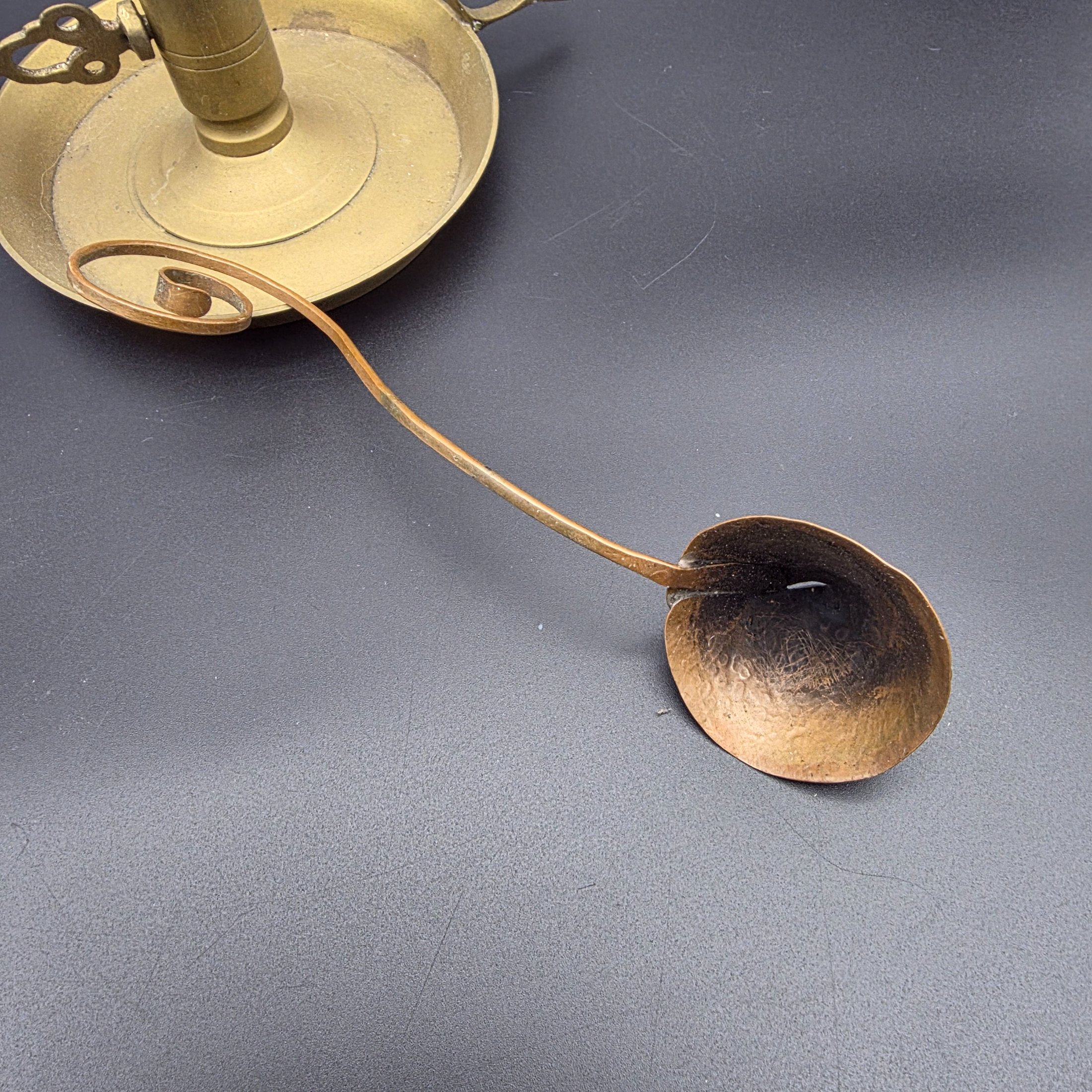 A lot of vintage brass and copper candle accessories, including two candlesticks and a decorative taper holder with an attached snuffer, likely dating from the early to mid-20th century. - View 6