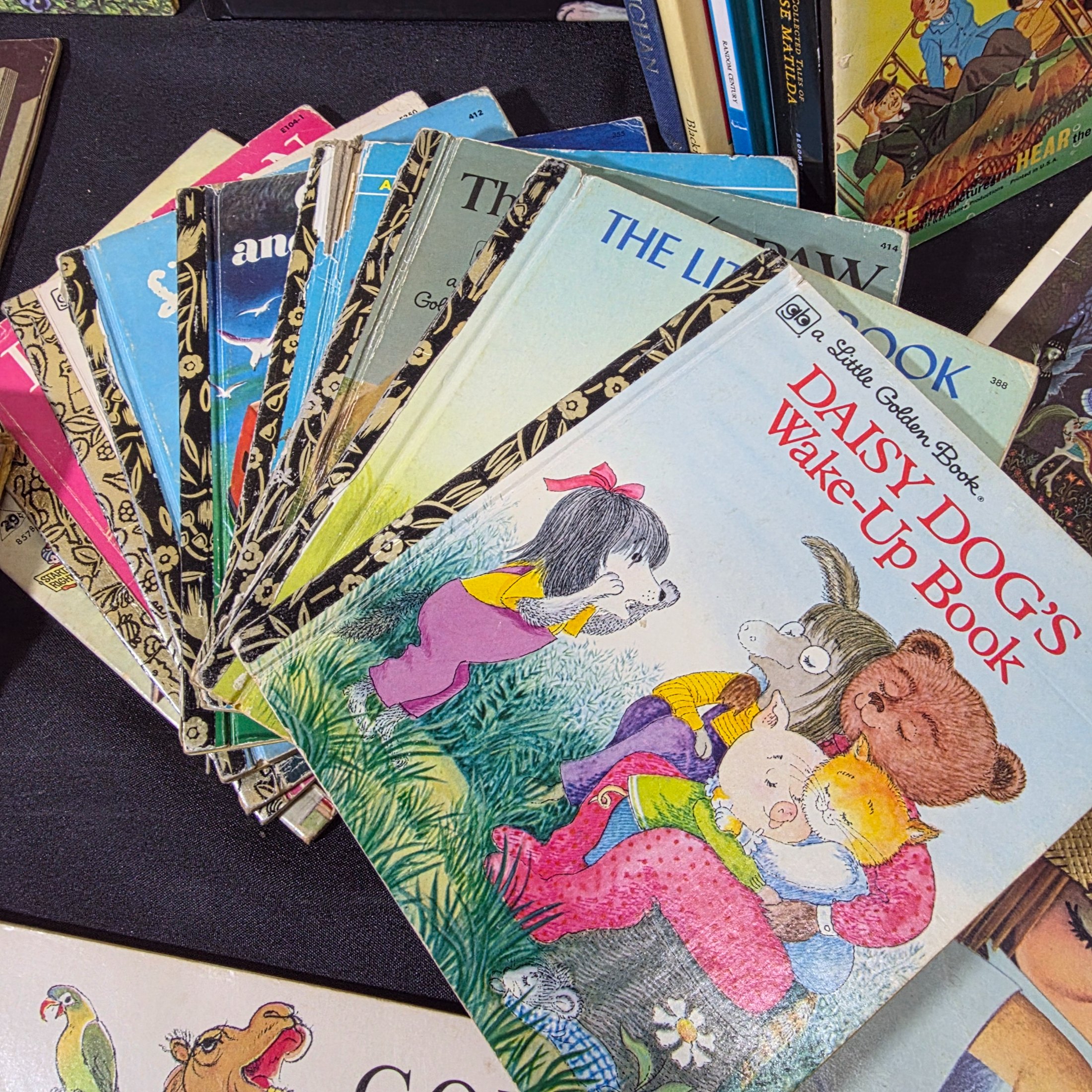 Lot of Assorted Vintage and Modern Children's Books — Lot 170, photograph 4