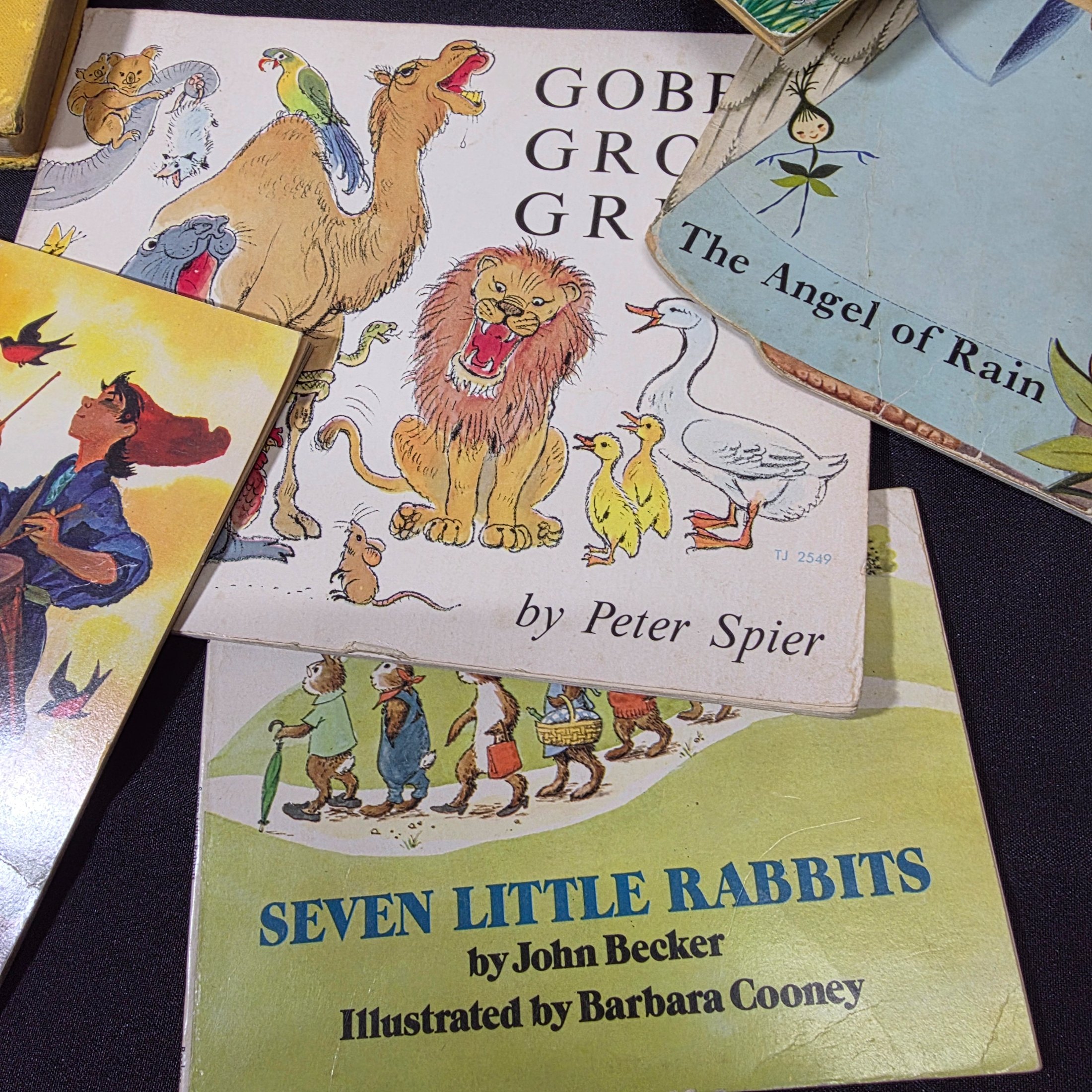 Lot of Assorted Vintage and Modern Children's Books — Lot 170, photograph 6