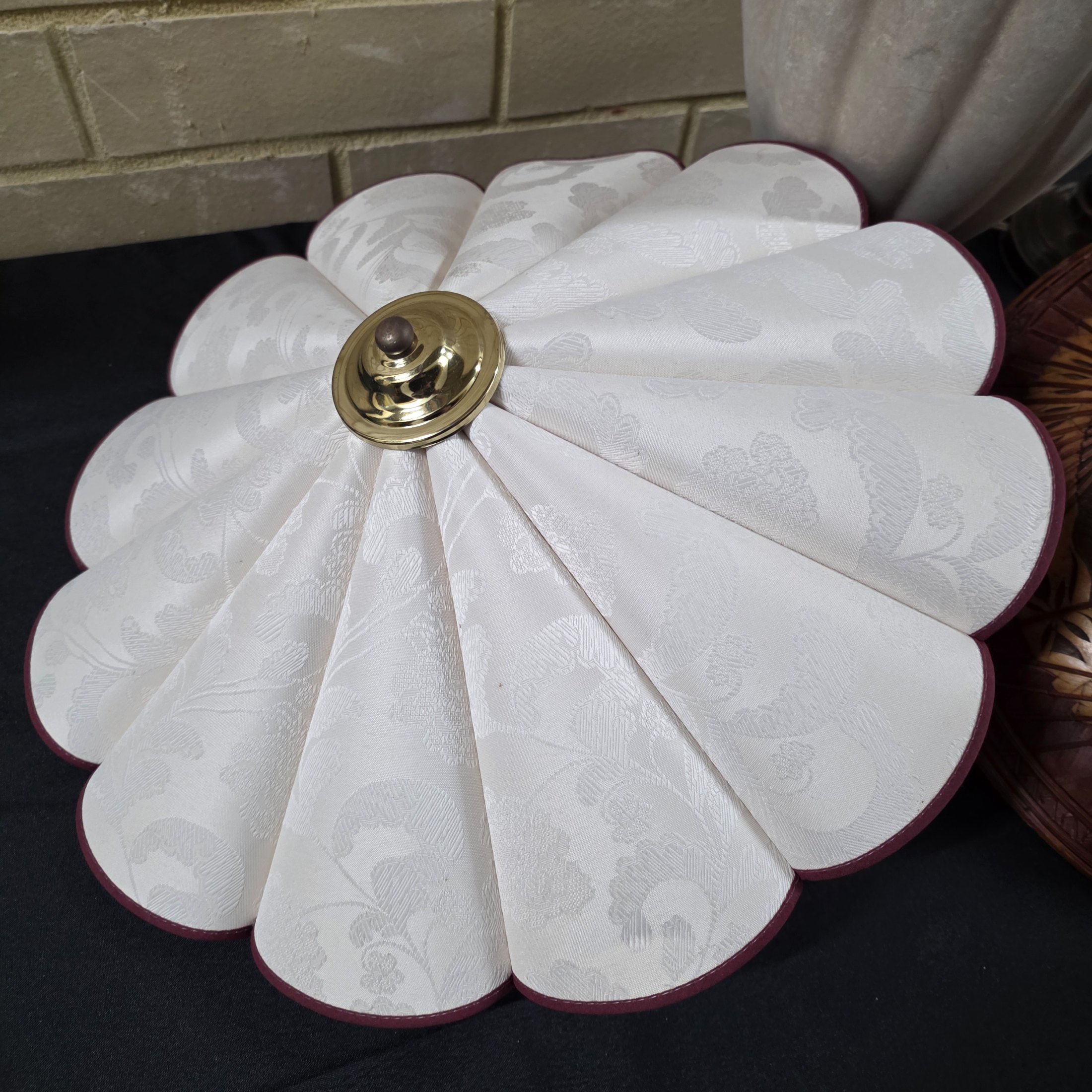 A lot consisting of two vintage lamp bases – one cream-grey fluted ceramic and one bronze-toned with hanging clear crystals – alongside a white pleated fabric lampshade and an intricately carved wooden lampshade. - View 2