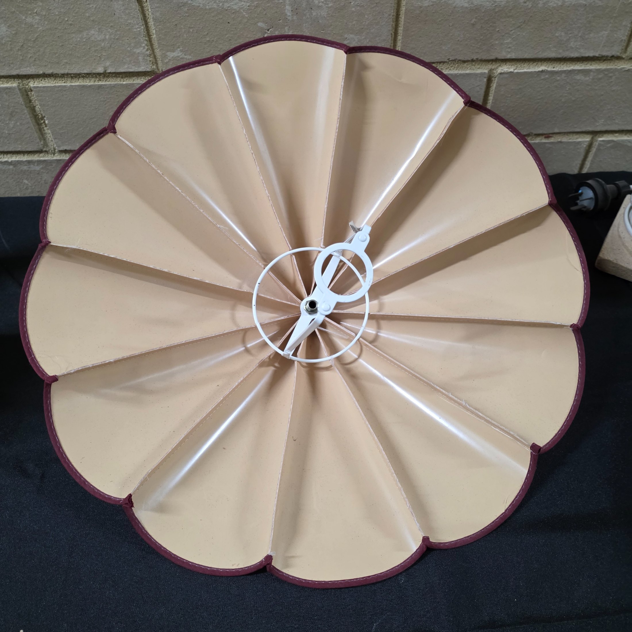 A lot consisting of two vintage lamp bases – one cream-grey fluted ceramic and one bronze-toned with hanging clear crystals – alongside a white pleated fabric lampshade and an intricately carved wooden lampshade. - View 3