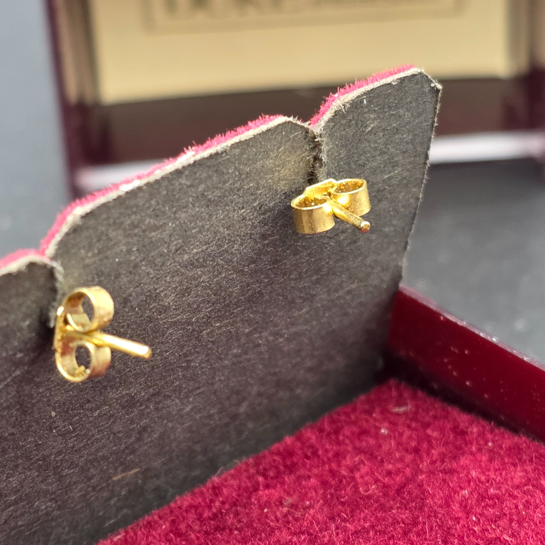 A vintage Elizabeth Duke of Bond Street jewellery set, crafted from 9ct gold and featuring elegant black cabochon stones, presented in its original branded box. This classic ensemble comprises a delicate chain necklace and matching stud earrings. - View 3