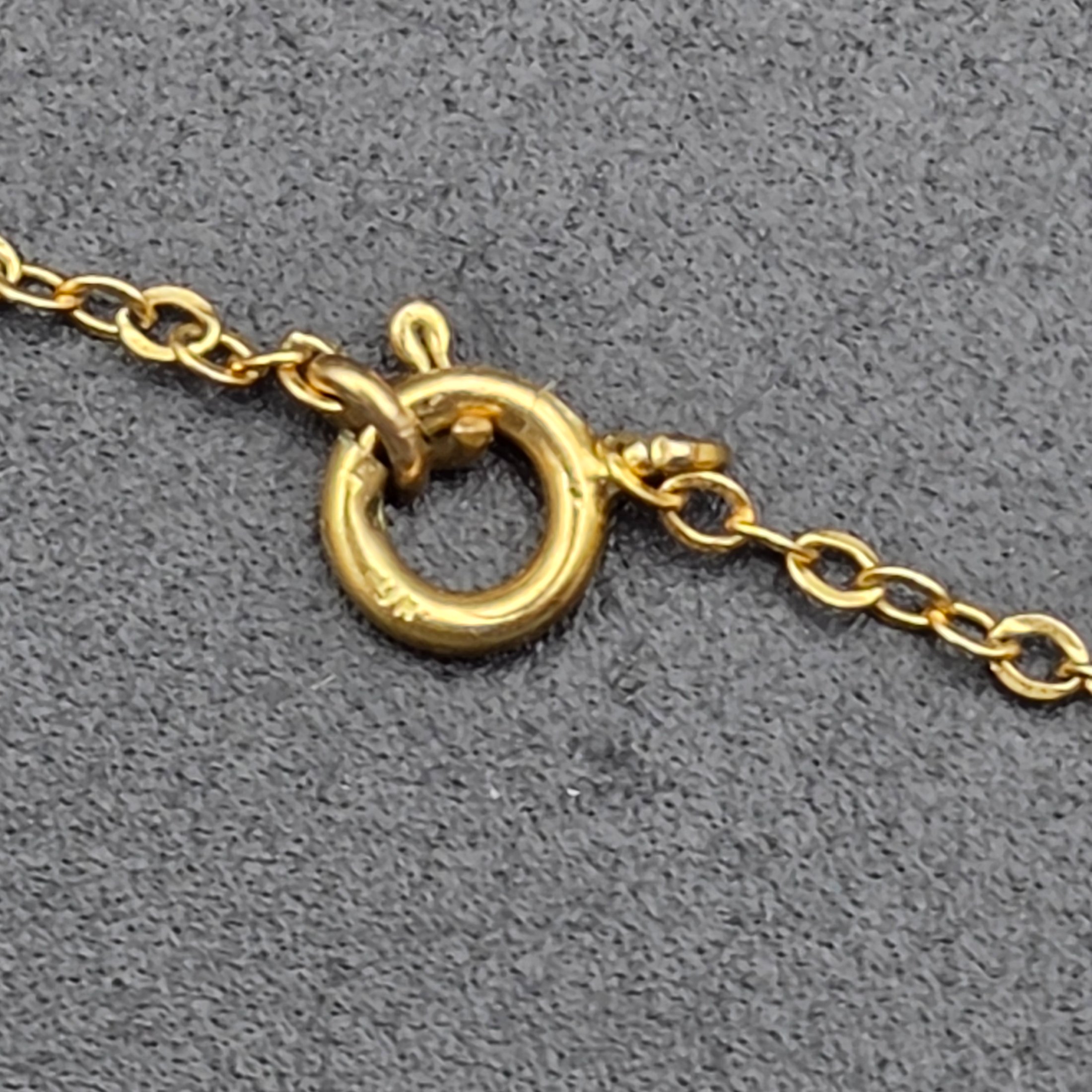 A vintage Elizabeth Duke of Bond Street jewellery set, crafted from 9ct gold and featuring elegant black cabochon stones, presented in its original branded box. This classic ensemble comprises a delicate chain necklace and matching stud earrings. - View 4