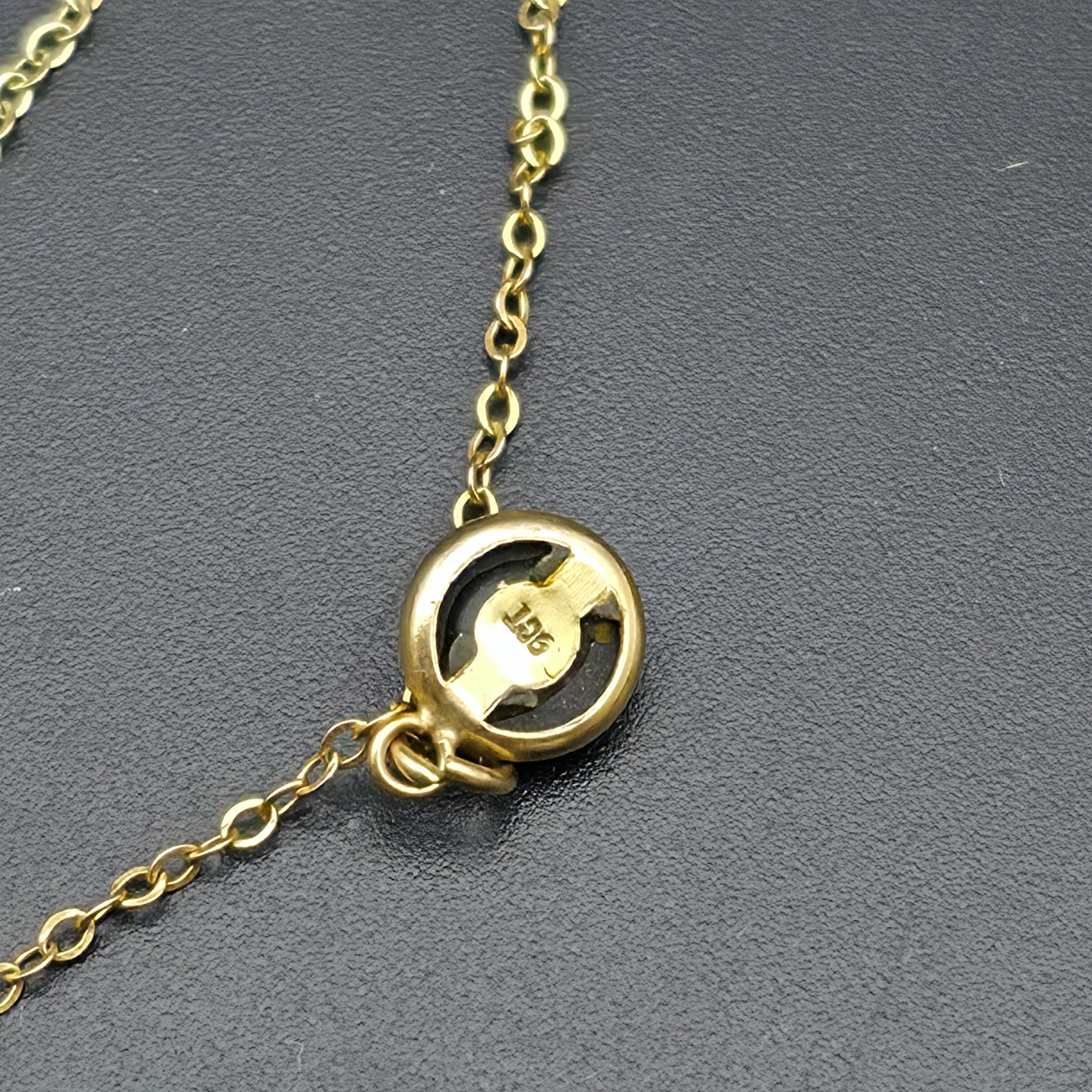 A vintage Elizabeth Duke of Bond Street jewellery set, crafted from 9ct gold and featuring elegant black cabochon stones, presented in its original branded box. This classic ensemble comprises a delicate chain necklace and matching stud earrings. - View 5