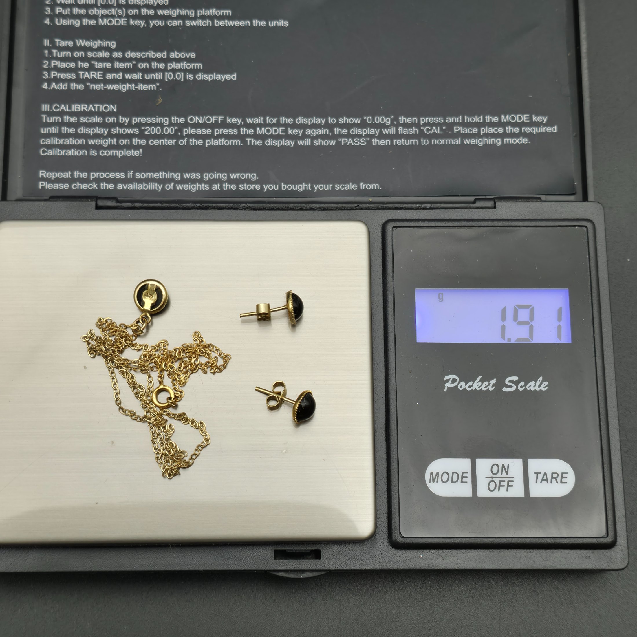 A vintage Elizabeth Duke of Bond Street jewellery set, crafted from 9ct gold and featuring elegant black cabochon stones, presented in its original branded box. This classic ensemble comprises a delicate chain necklace and matching stud earrings. - View 8