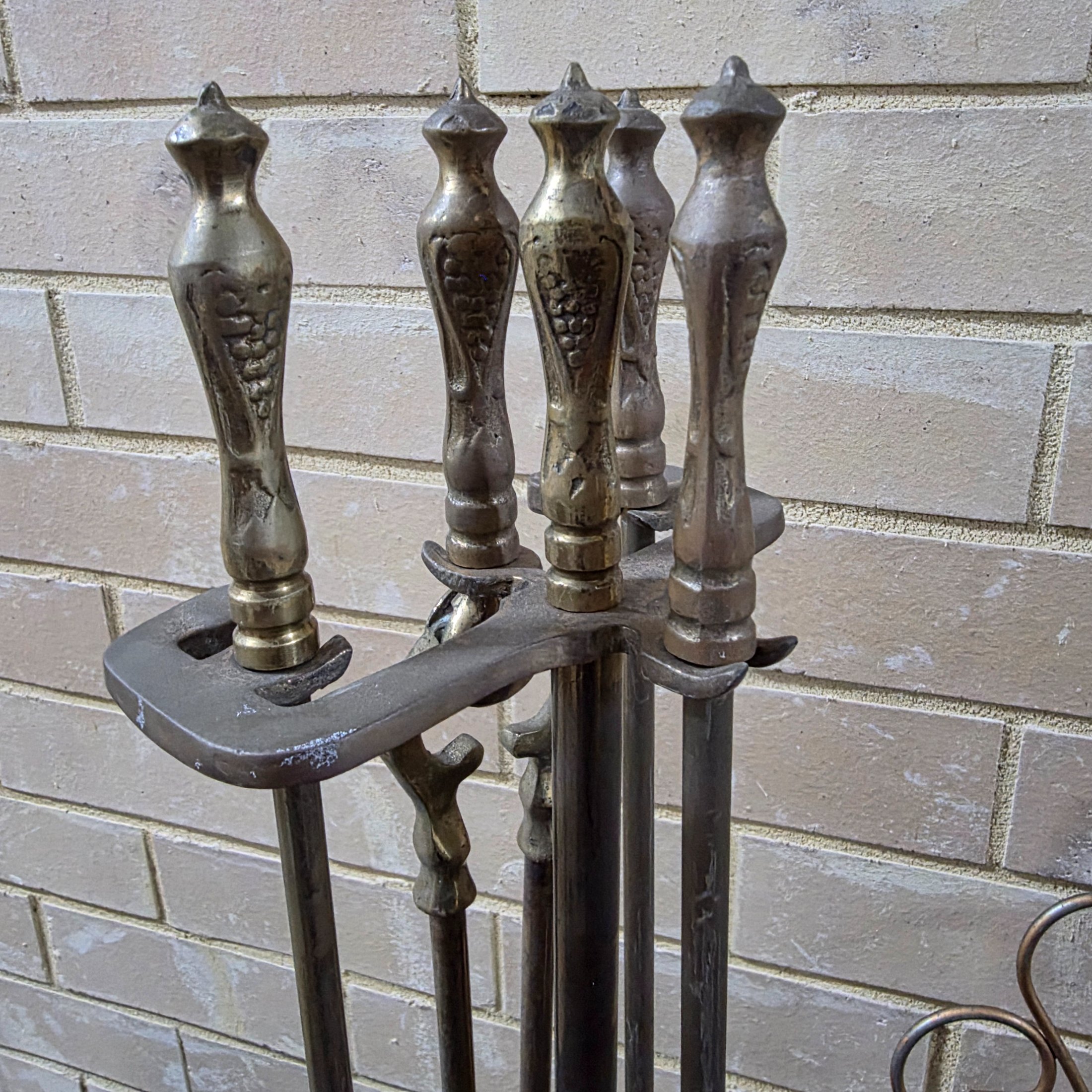 A comprehensive lot of vintage homewares and fireplace accessories, showcasing a blend of metallic craftsmanship and rustic charm, dating from the mid-20th century. - View 4