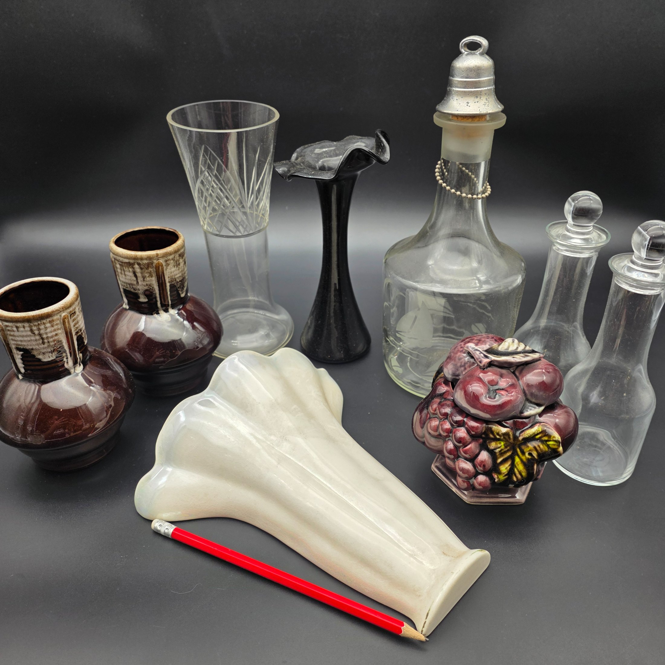 A mixed lot of vintage decorative and utility items, including ceramics and glassware, from the mid to late 20th century. - View 2