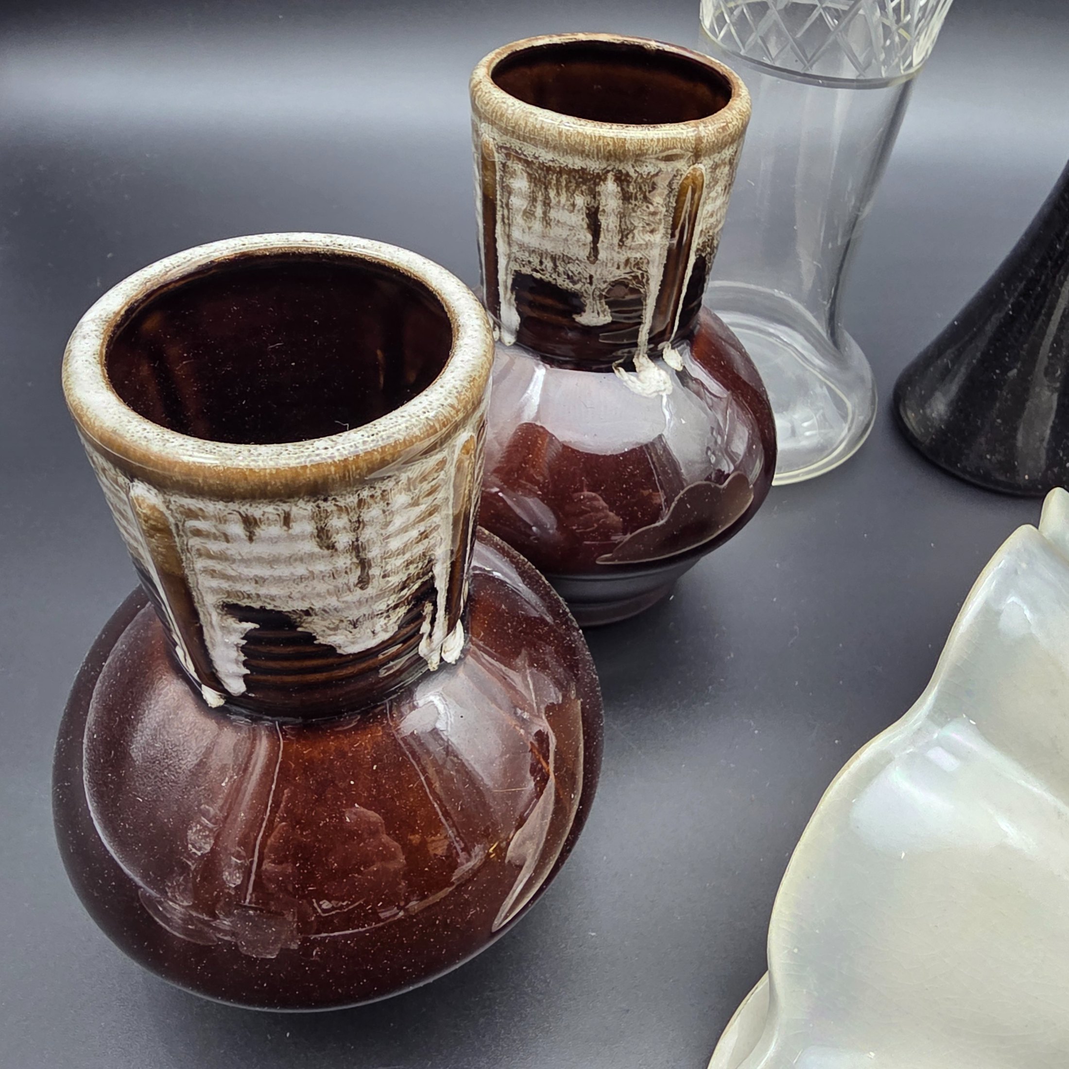 A mixed lot of vintage decorative and utility items, including ceramics and glassware, from the mid to late 20th century. - View 3