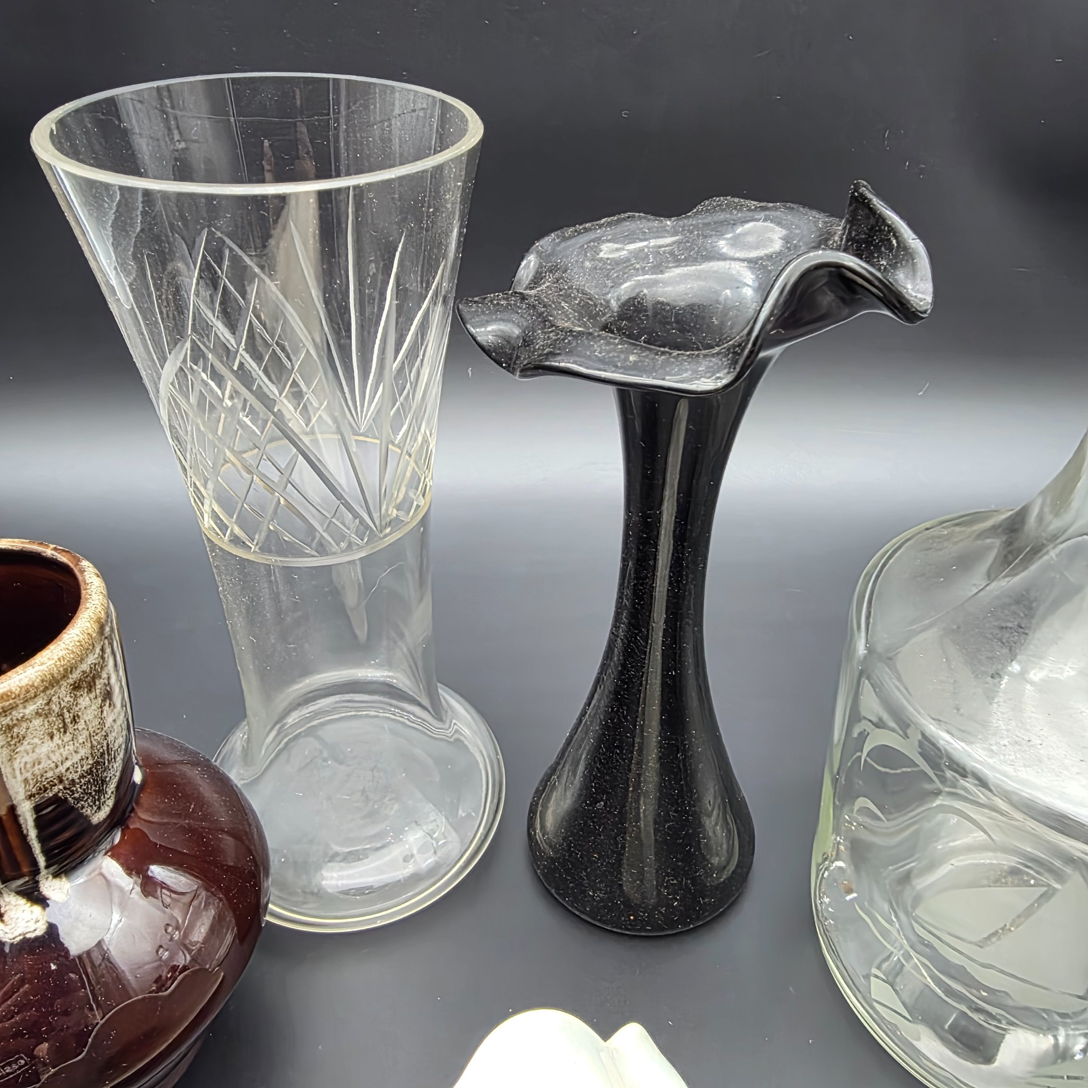 A mixed lot of vintage decorative and utility items, including ceramics and glassware, from the mid to late 20th century. - View 4