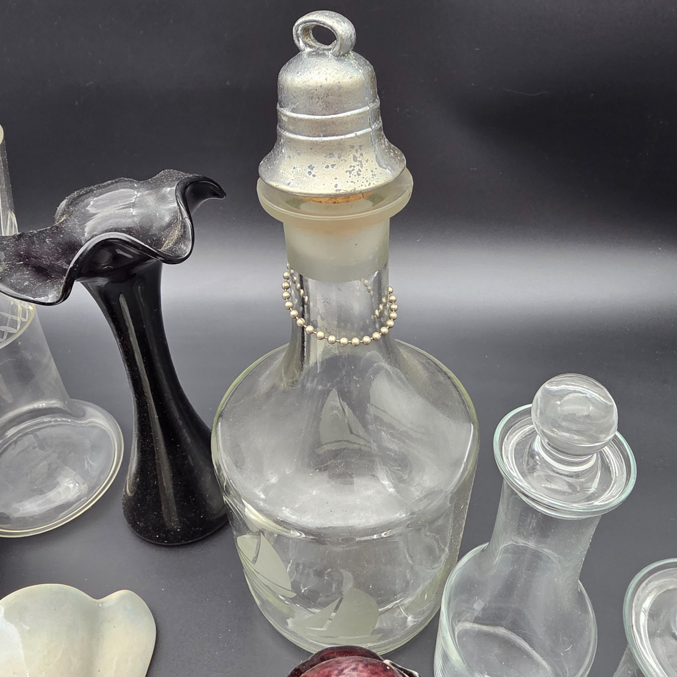 A mixed lot of vintage decorative and utility items, including ceramics and glassware, from the mid to late 20th century. - View 5