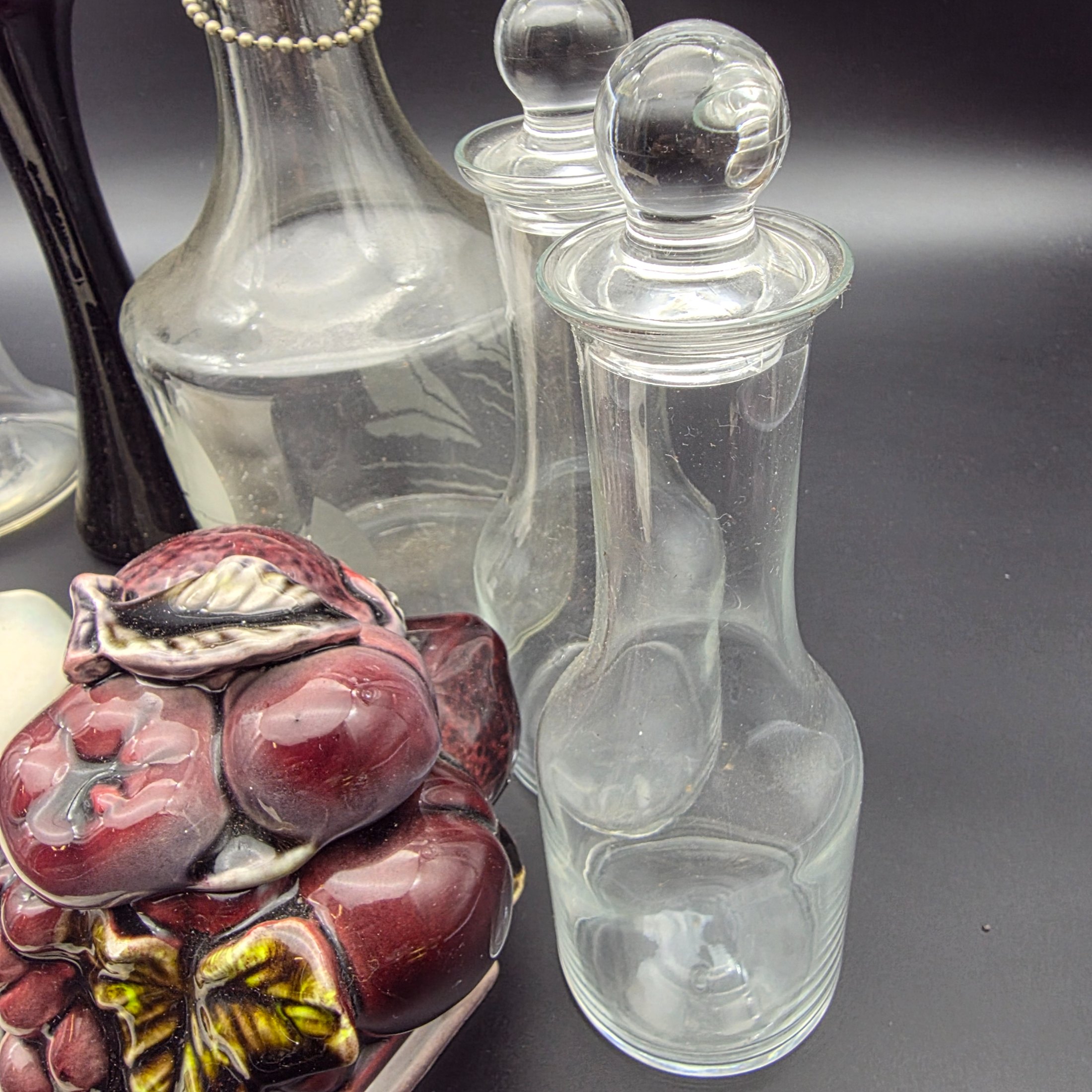 A mixed lot of vintage decorative and utility items, including ceramics and glassware, from the mid to late 20th century. - View 6
