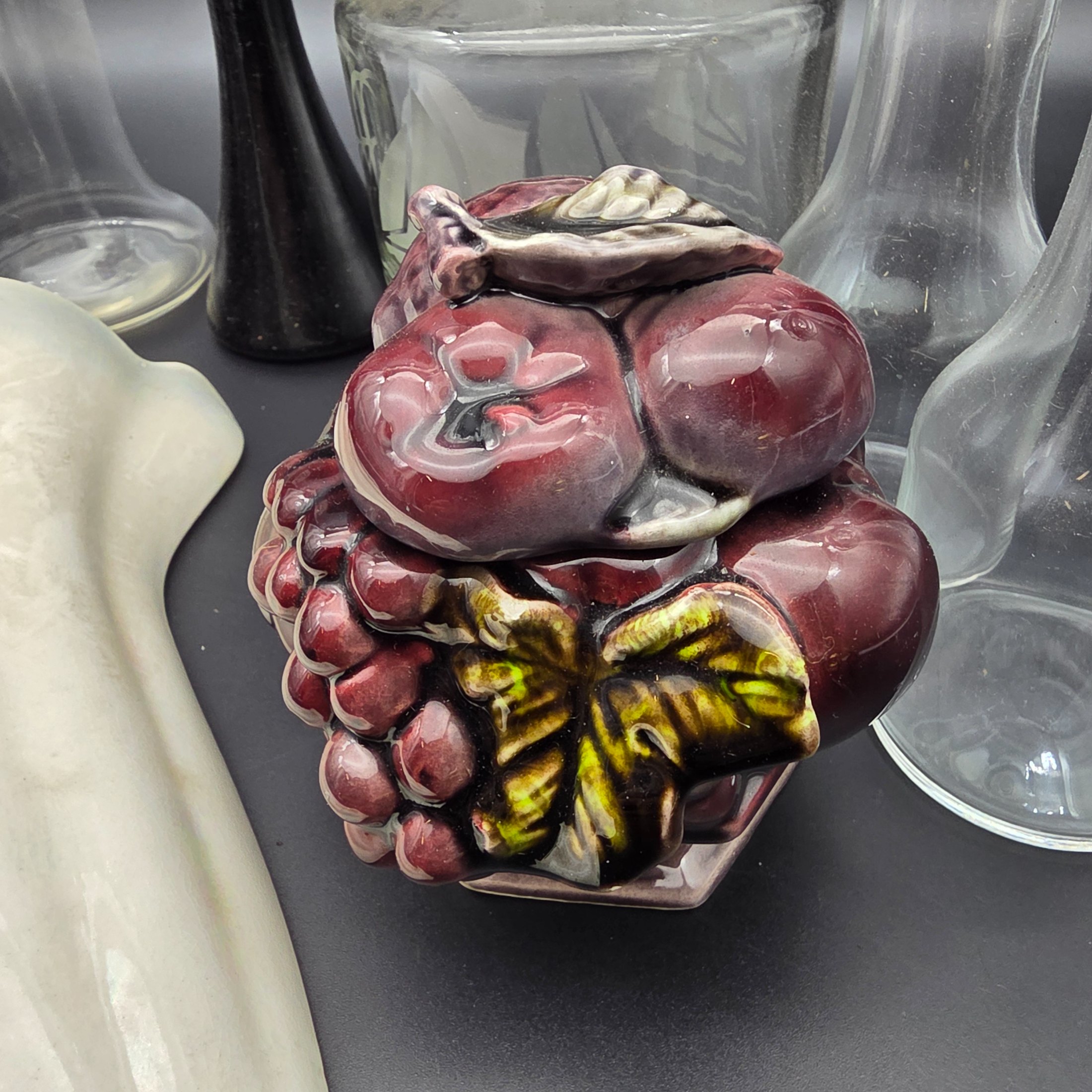 A mixed lot of vintage decorative and utility items, including ceramics and glassware, from the mid to late 20th century. - View 7