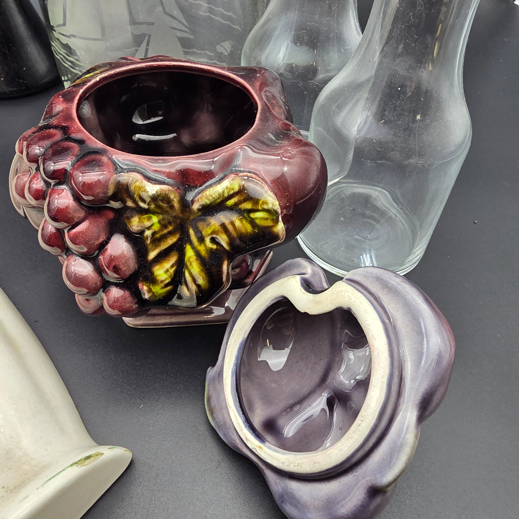 A mixed lot of vintage decorative and utility items, including ceramics and glassware, from the mid to late 20th century. - View 8