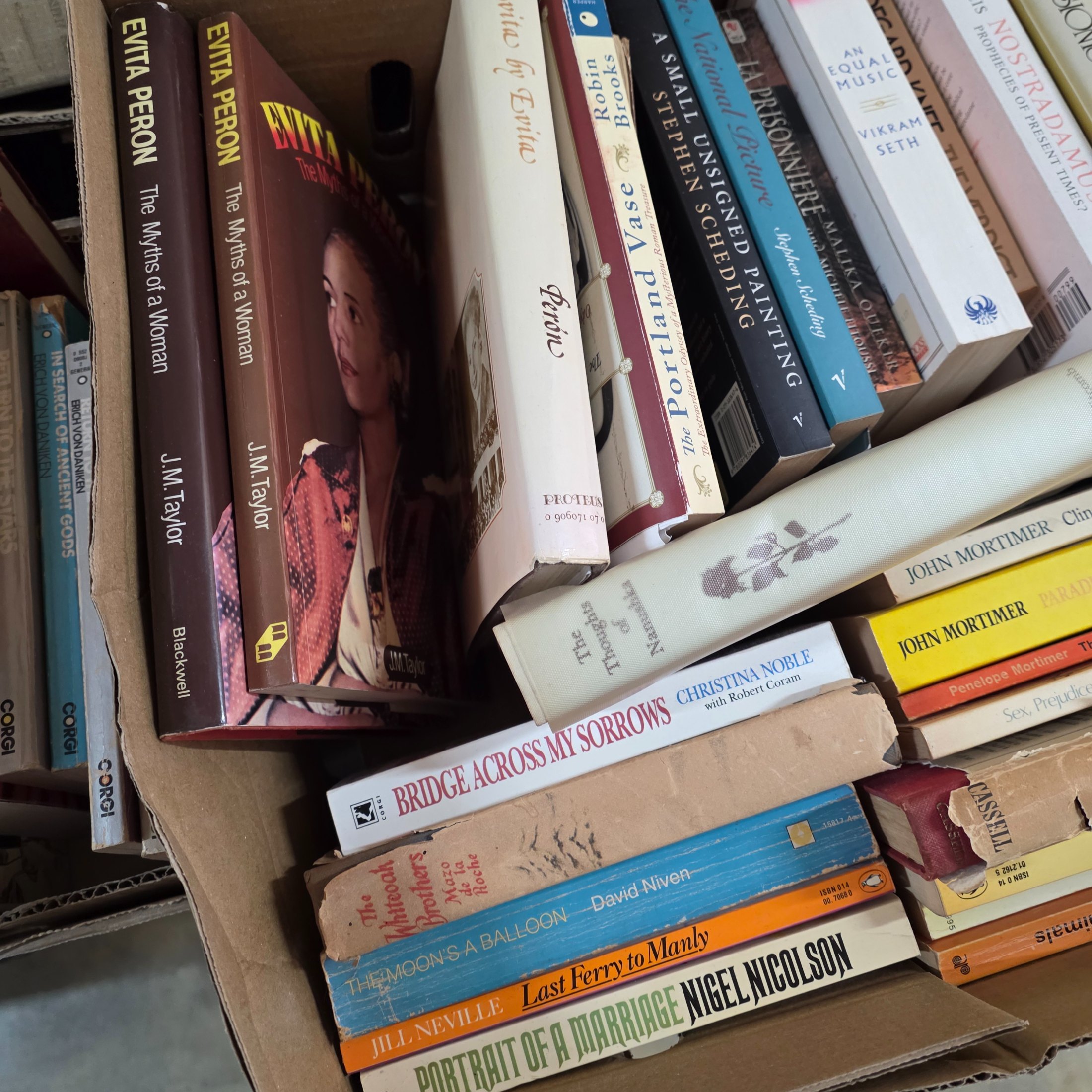 Large Lot of Assorted Fiction and Non-Fiction Books — Lot 036, photograph 7
