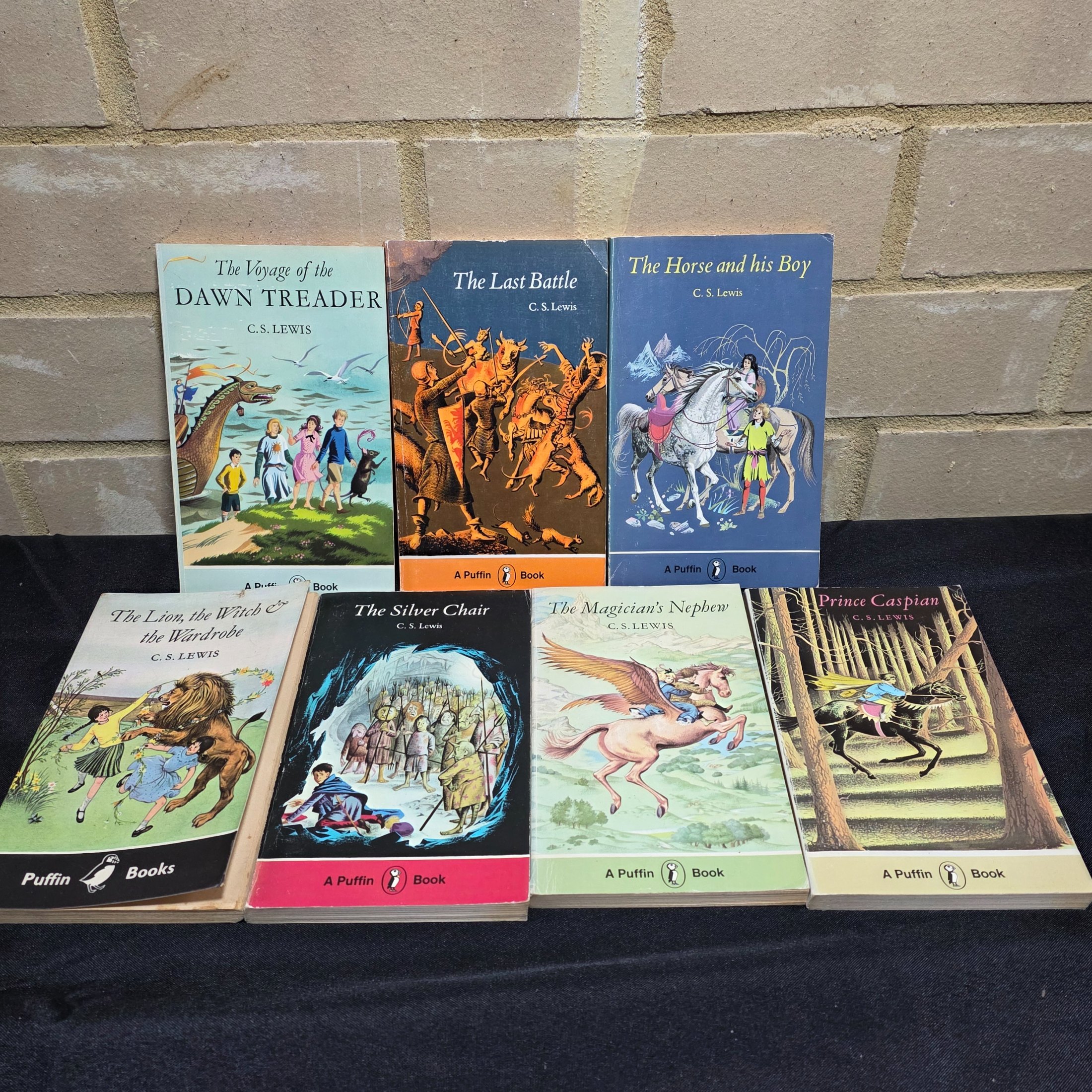 Collection of C.S. Lewis Vintage Paperback Puffin Books: The Voyage of the Dawn Treader, The Last Battle, The Horse and his Boy, Prince Caspian, The Magician's Nephew, The Silver Chair, The Lion, the Witch & the Wardrobe — Lot 125, photograph 1