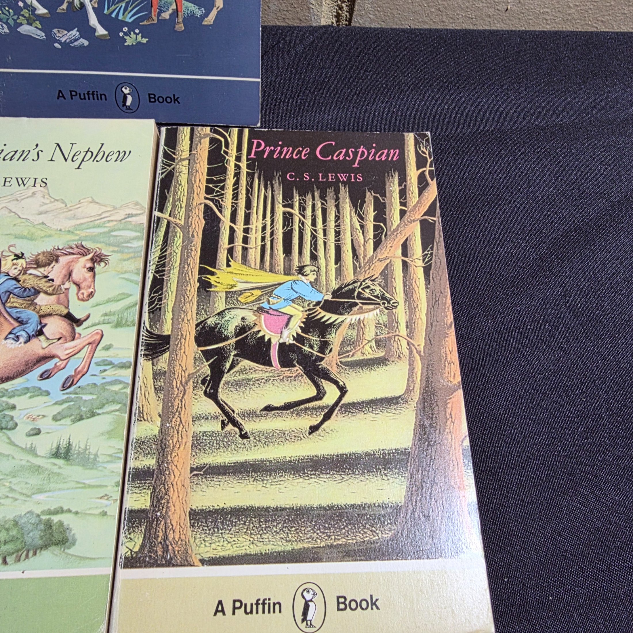 Collection of C.S. Lewis Vintage Paperback Puffin Books: The Voyage of the Dawn Treader, The Last Battle, The Horse and his Boy, Prince Caspian, The Magician's Nephew, The Silver Chair, The Lion, the Witch & the Wardrobe — Lot 125, photograph 5
