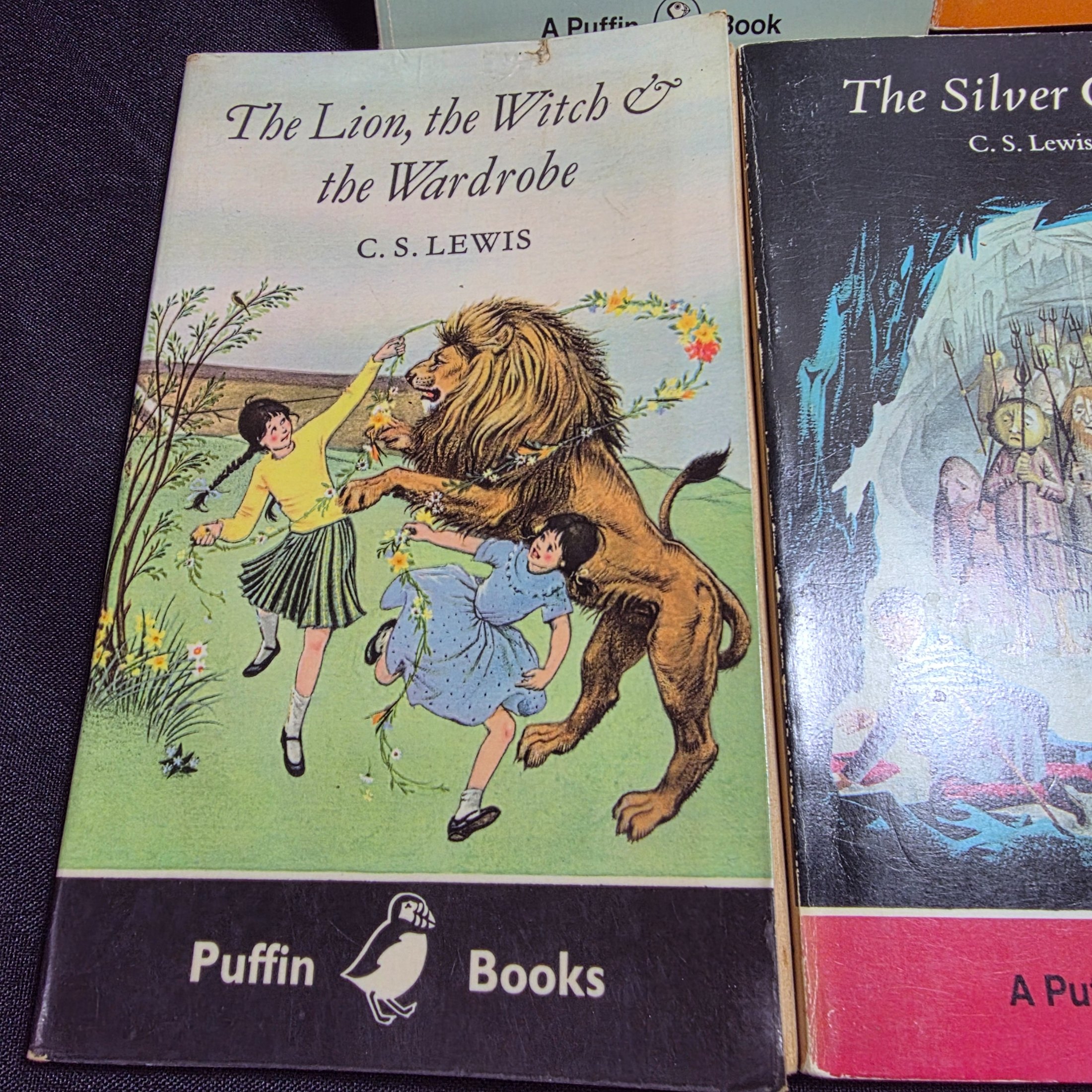 Collection of C.S. Lewis Vintage Paperback Puffin Books: The Voyage of the Dawn Treader, The Last Battle, The Horse and his Boy, Prince Caspian, The Magician's Nephew, The Silver Chair, The Lion, the Witch & the Wardrobe — Lot 125, photograph 8