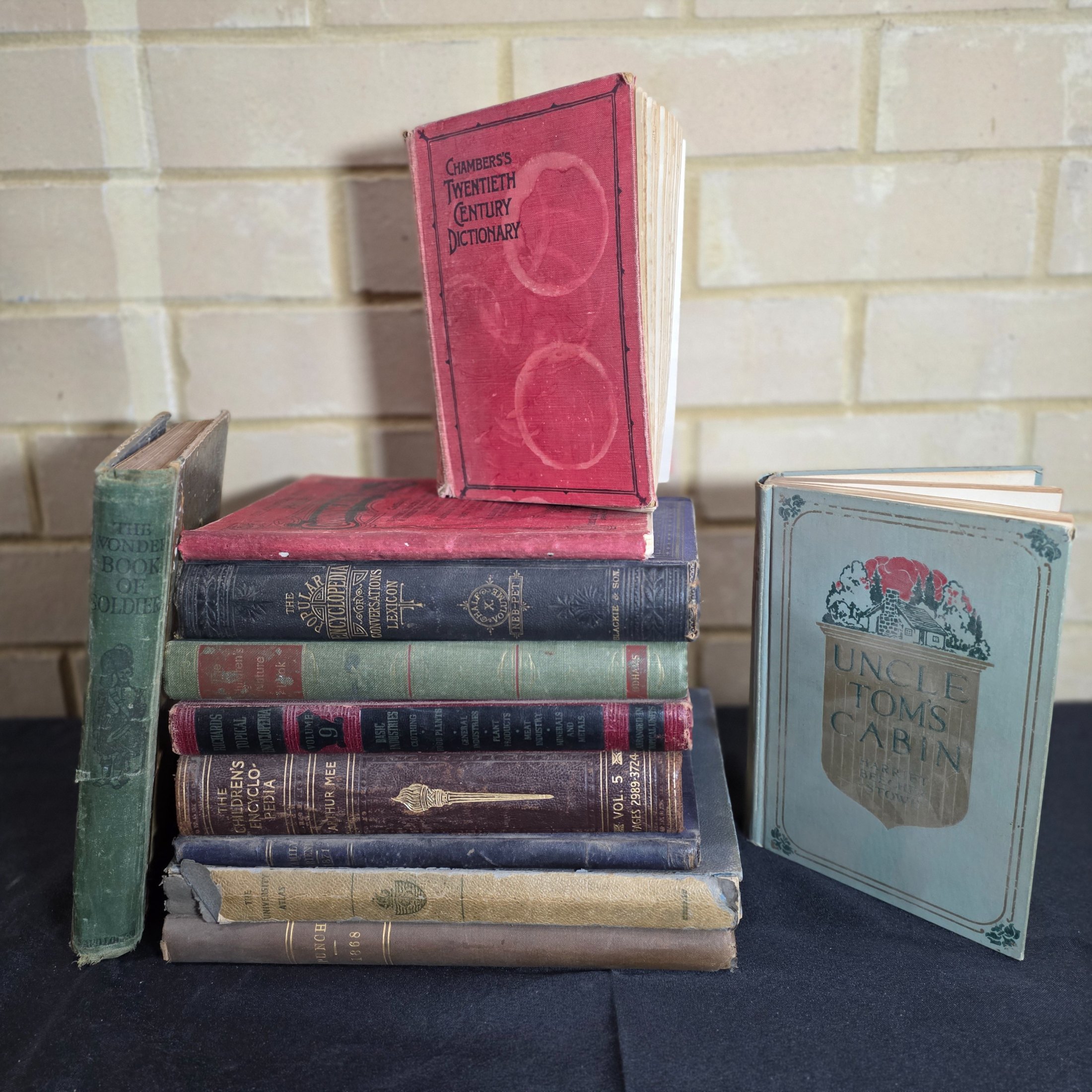 Lot of Assorted Vintage Books and Periodicals — Lot 138, photograph 1