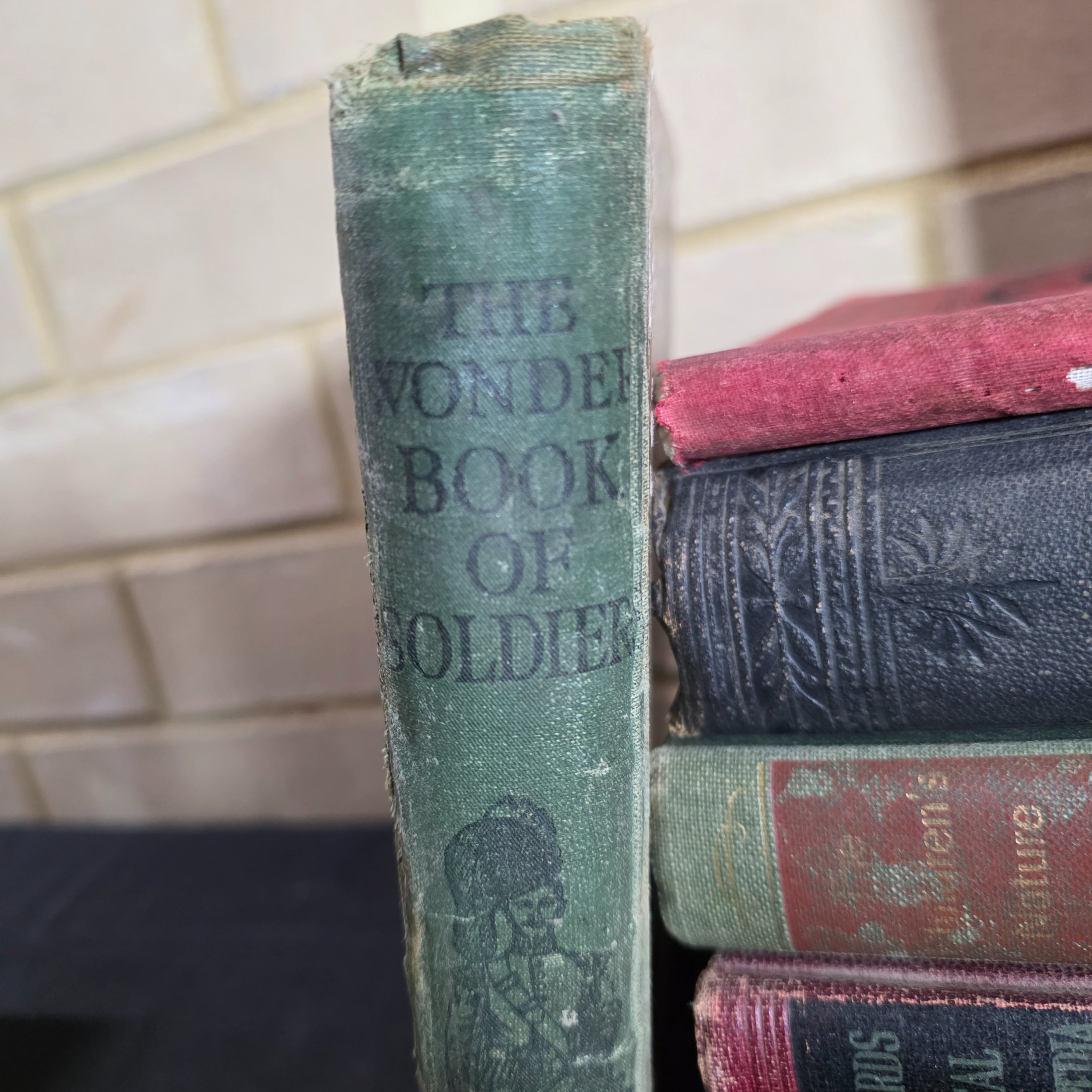 Lot of Assorted Vintage Books and Periodicals — Lot 138, photograph 2