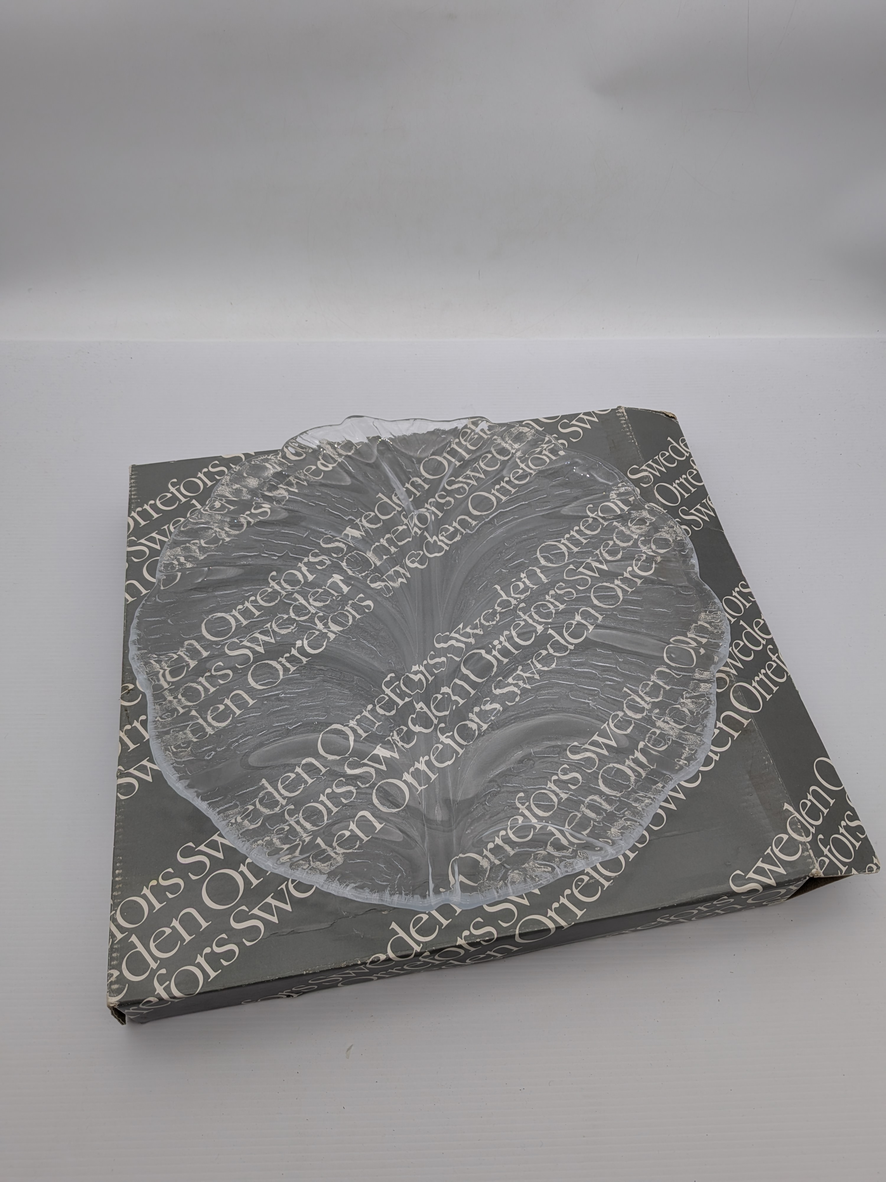 Orrefors Sweden Crystal Leaf Platter, Design Lars Hellsten — Lot 086, photograph 4
