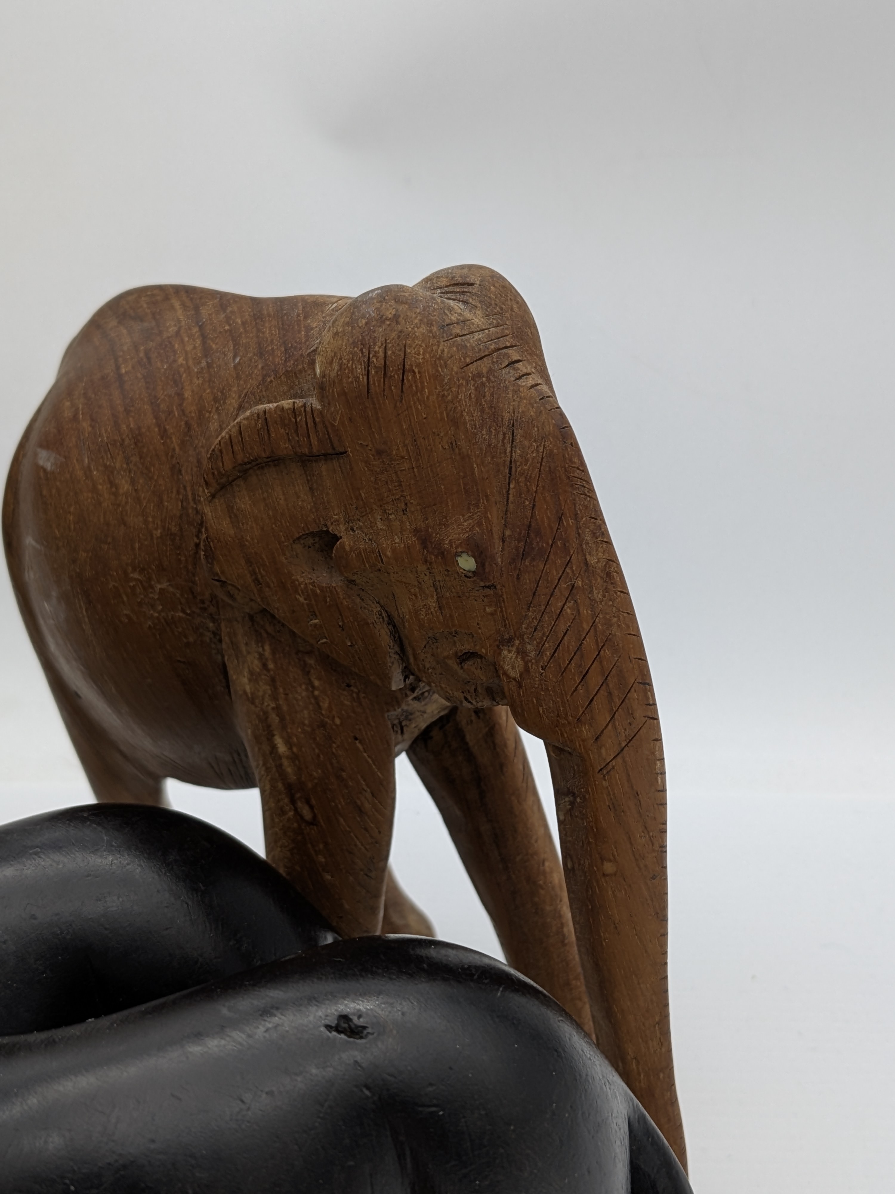 Lot of African Themed Carved Wood and Decorative Sundries — Lot 015, photograph 7