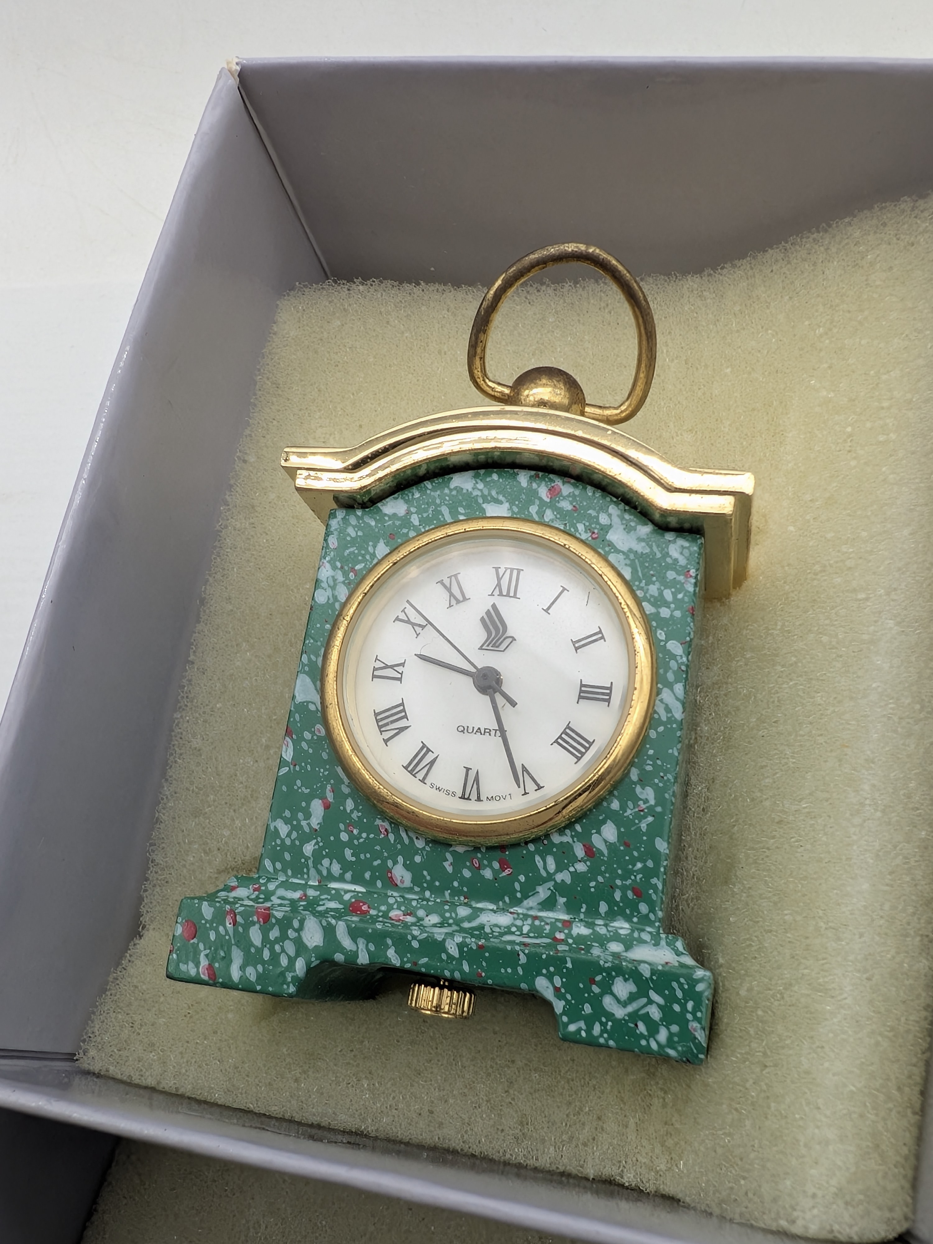 Lot of Singapore Airlines Clocks and Sundries Pins — Lot 016, photograph 2