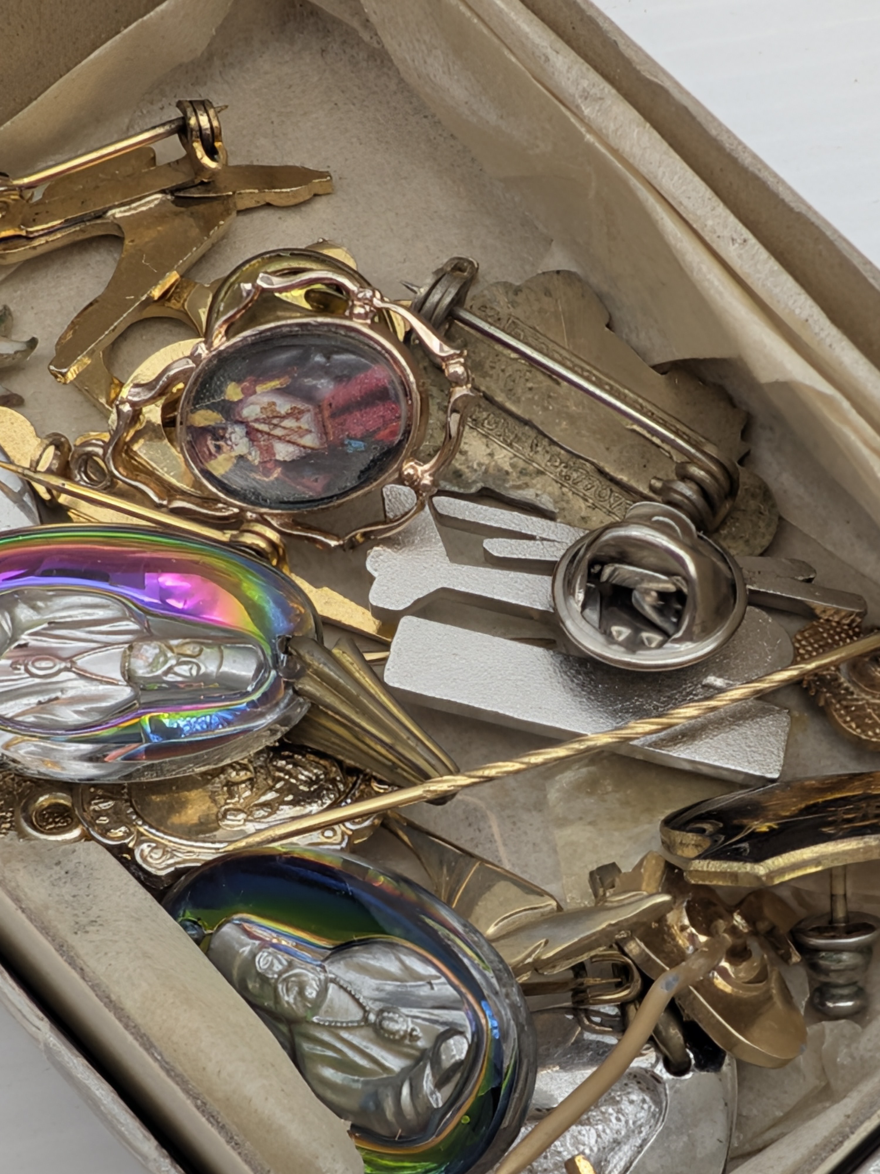 Lot of Singapore Airlines Clocks and Sundries Pins — Lot 016, photograph 6