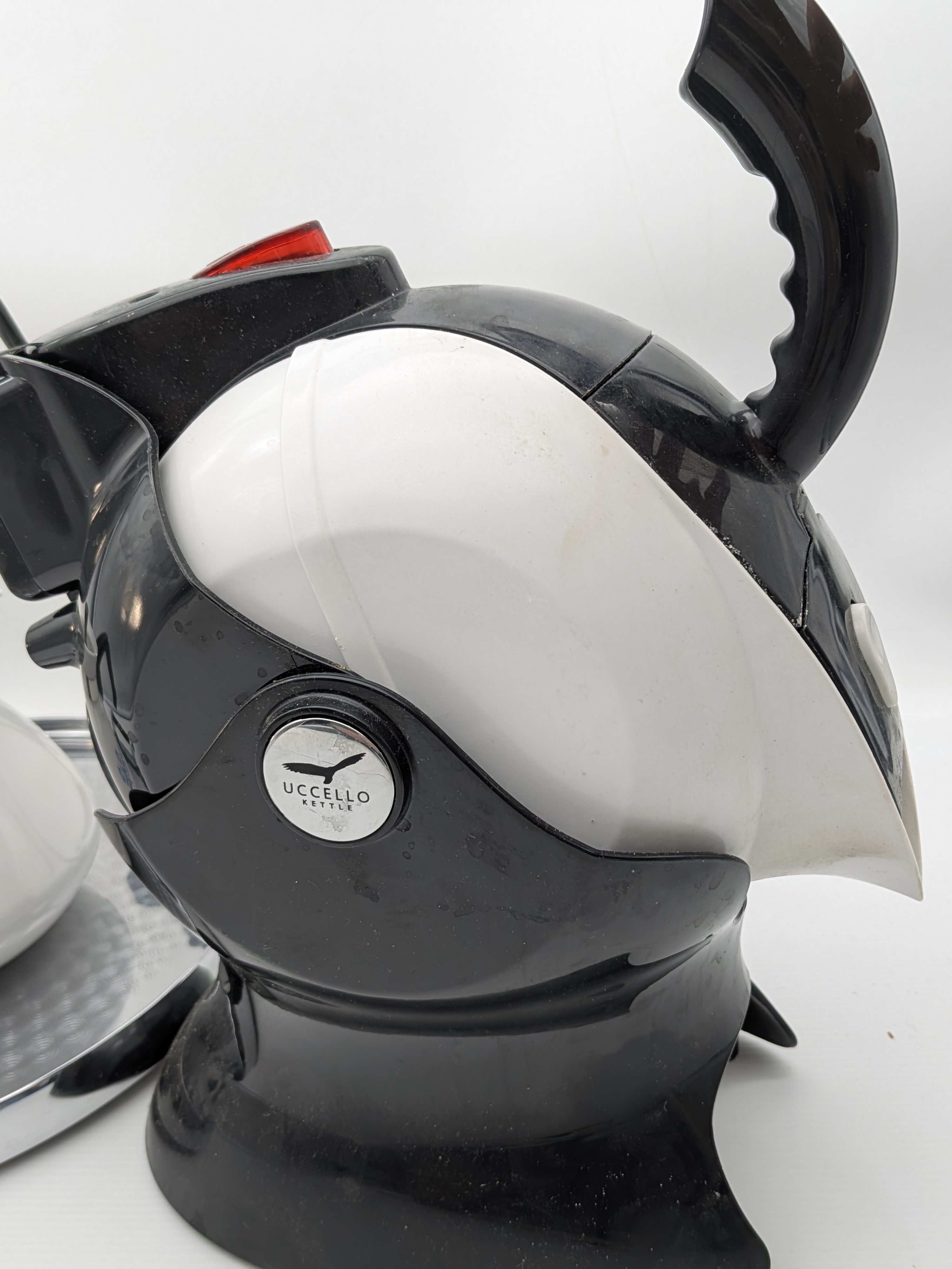 Lot of Retro Uccello Kettle and Vintage Teapot with Art Deco Service Tray — Lot 019, photograph 3